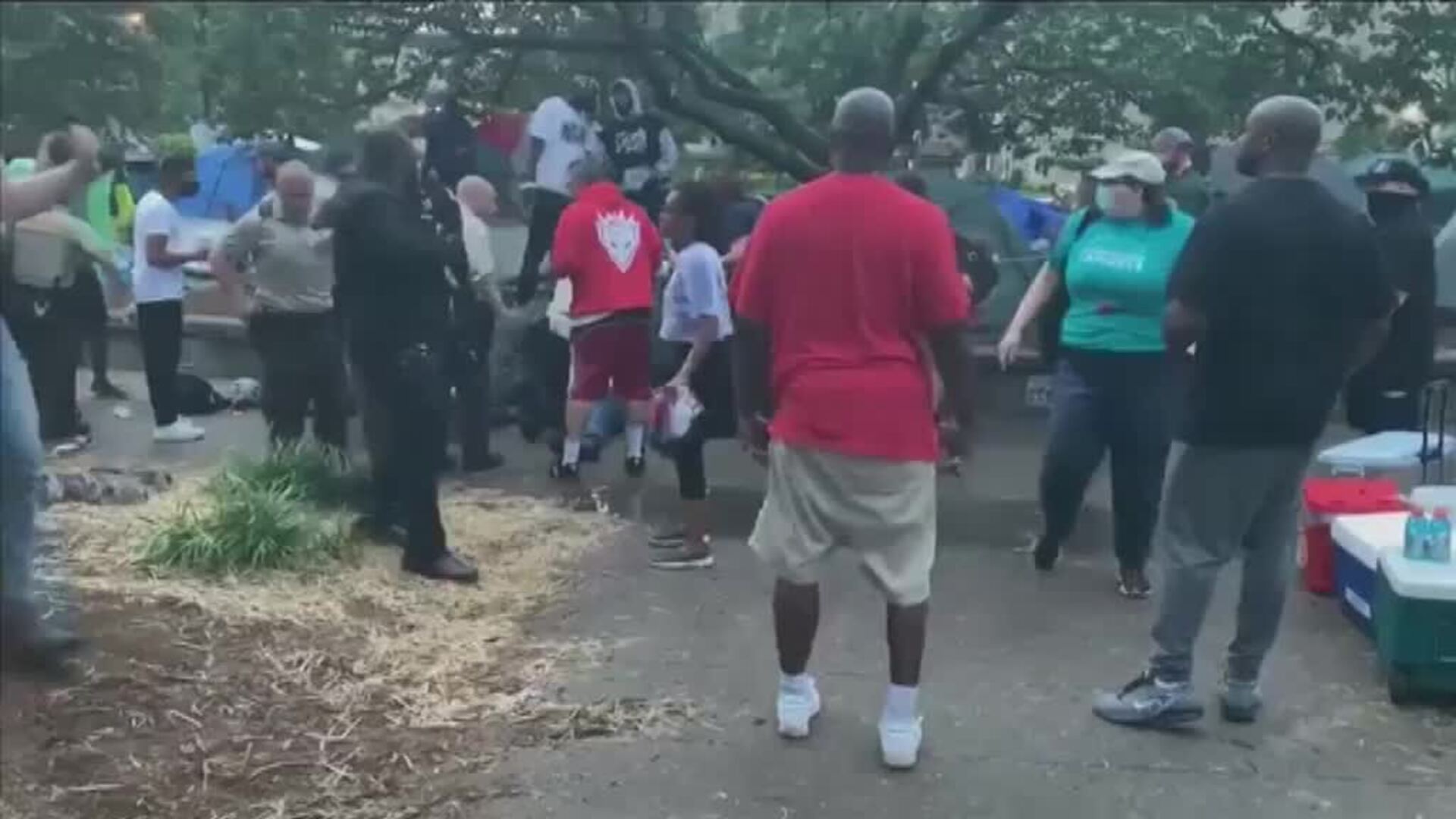 Impactantes imágenes de un hombre disparando a los manifestantes antirracistas acampados en Louisville (Kentucky)
