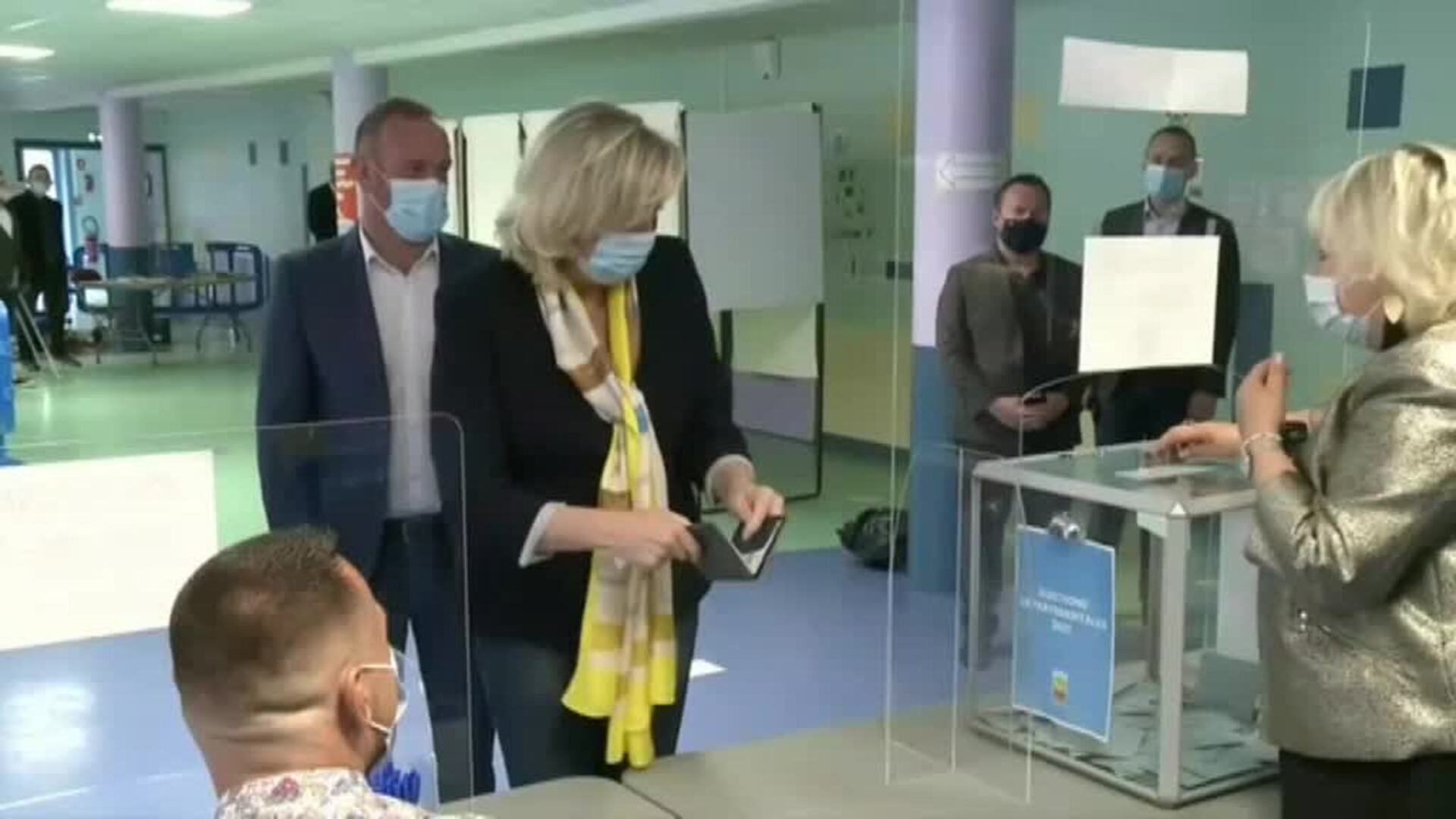 Los líderes políticos votan en las elecciones regionales francesas