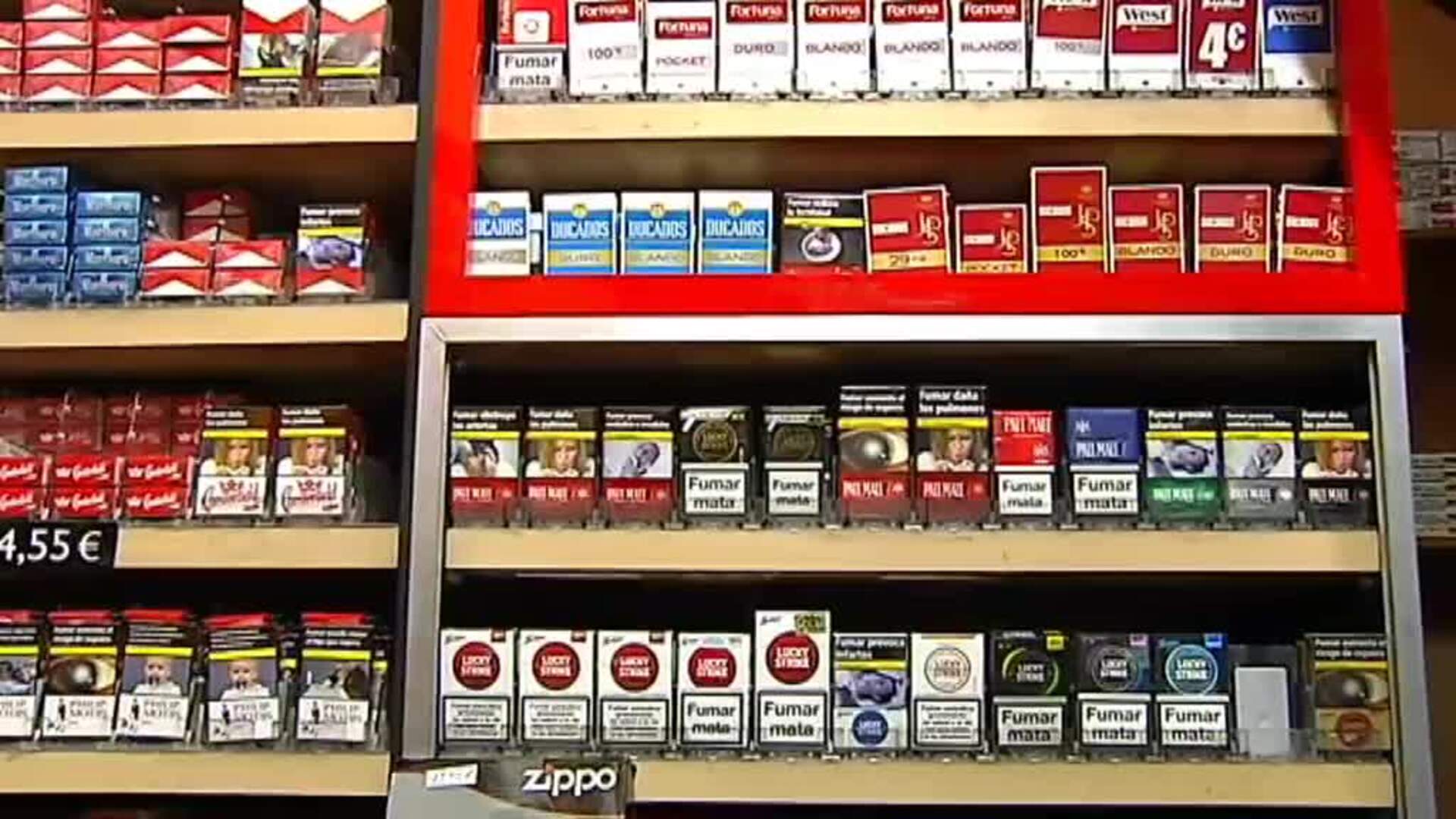 El Gobierno estudia prohibir fumar en vehículos privados y recintos deportivos cubiertos