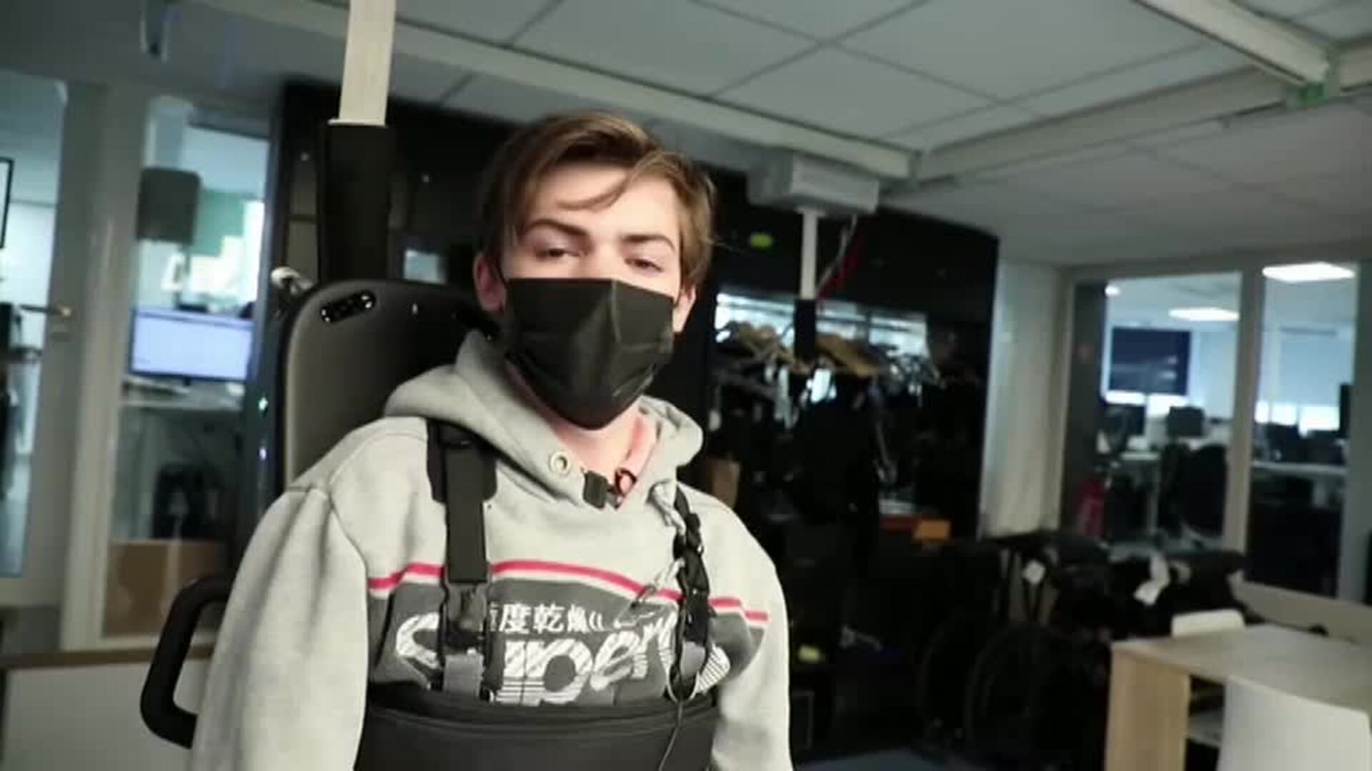 Un ingeniero francés fabrica un exoesqueleto para que su hijo pueda caminar