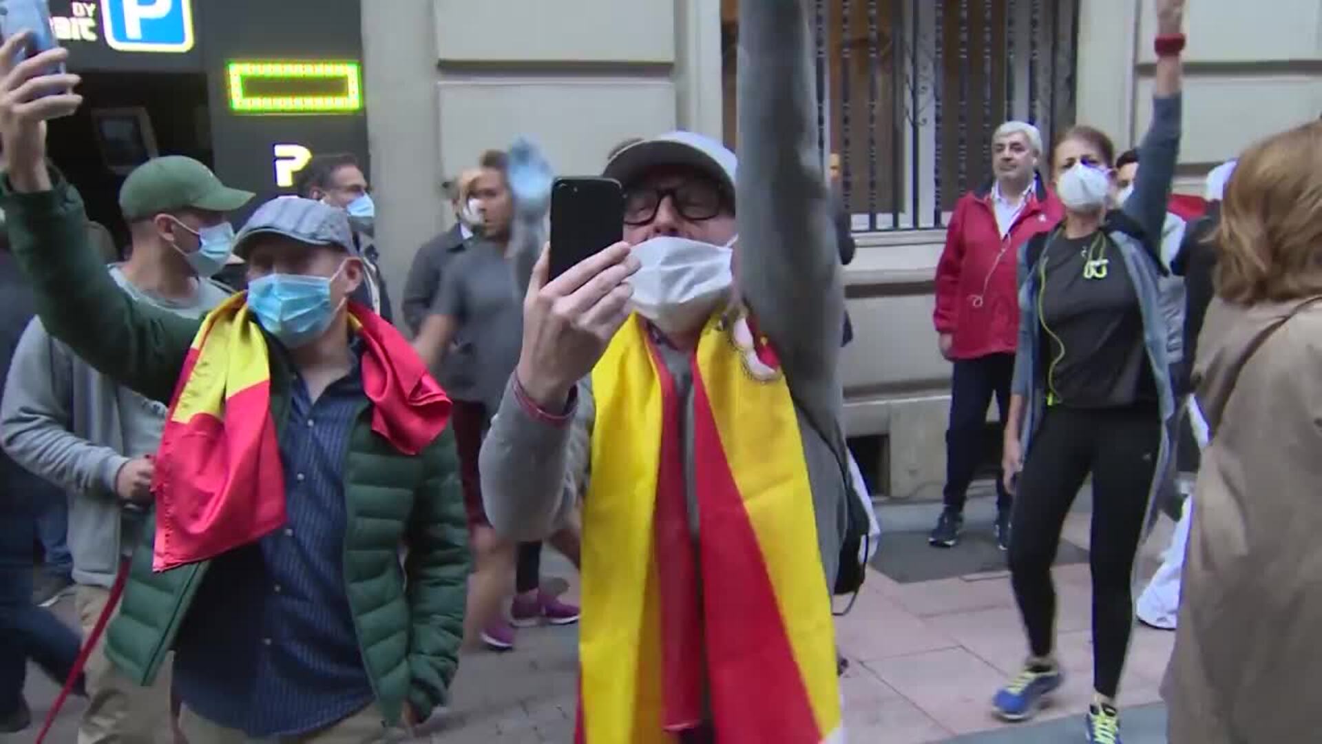 Decenas de personas se congregan para pedir la dimisión de Sánchez