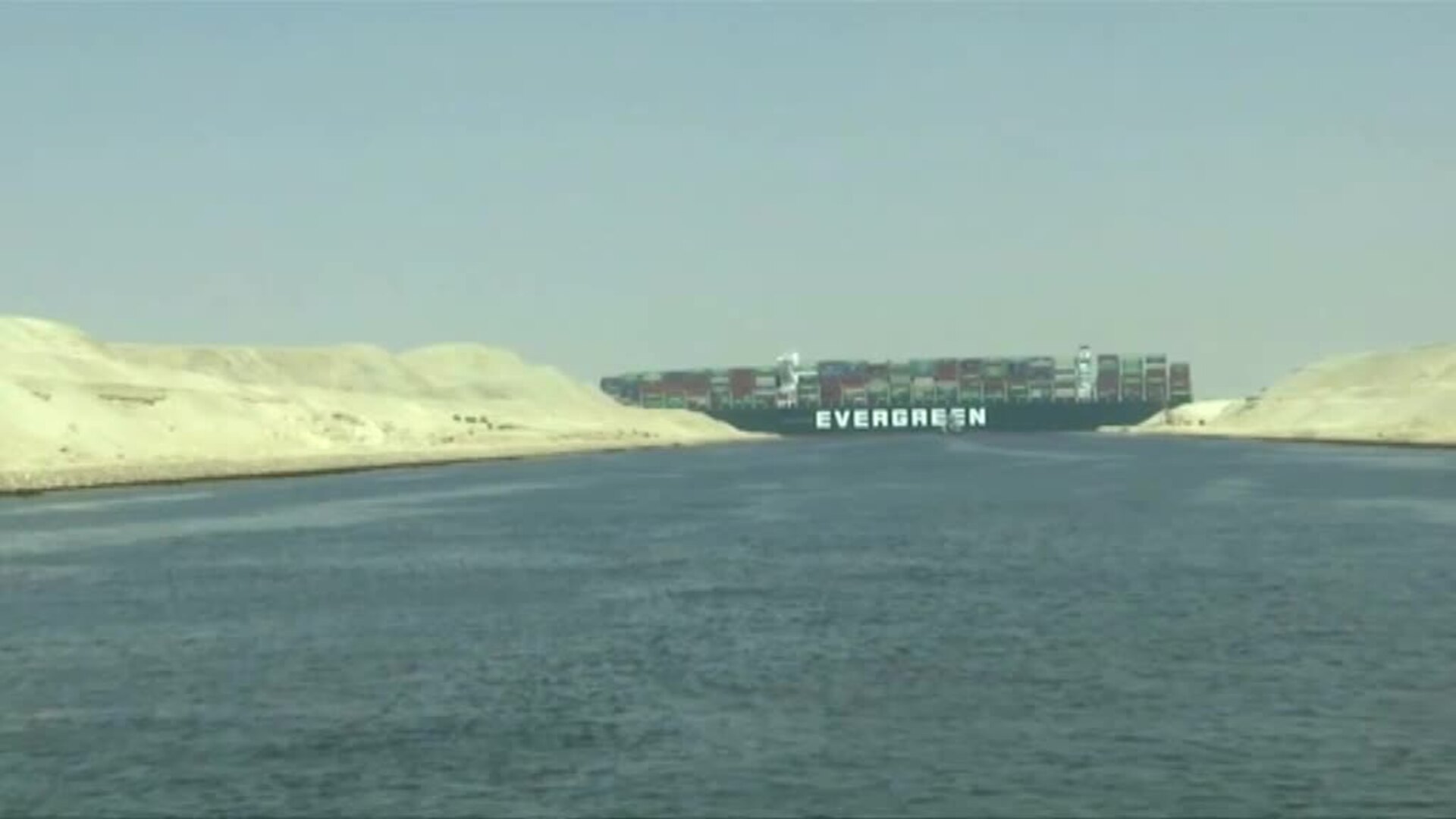 Un carguero atravesado bloquea el Canal de Suez