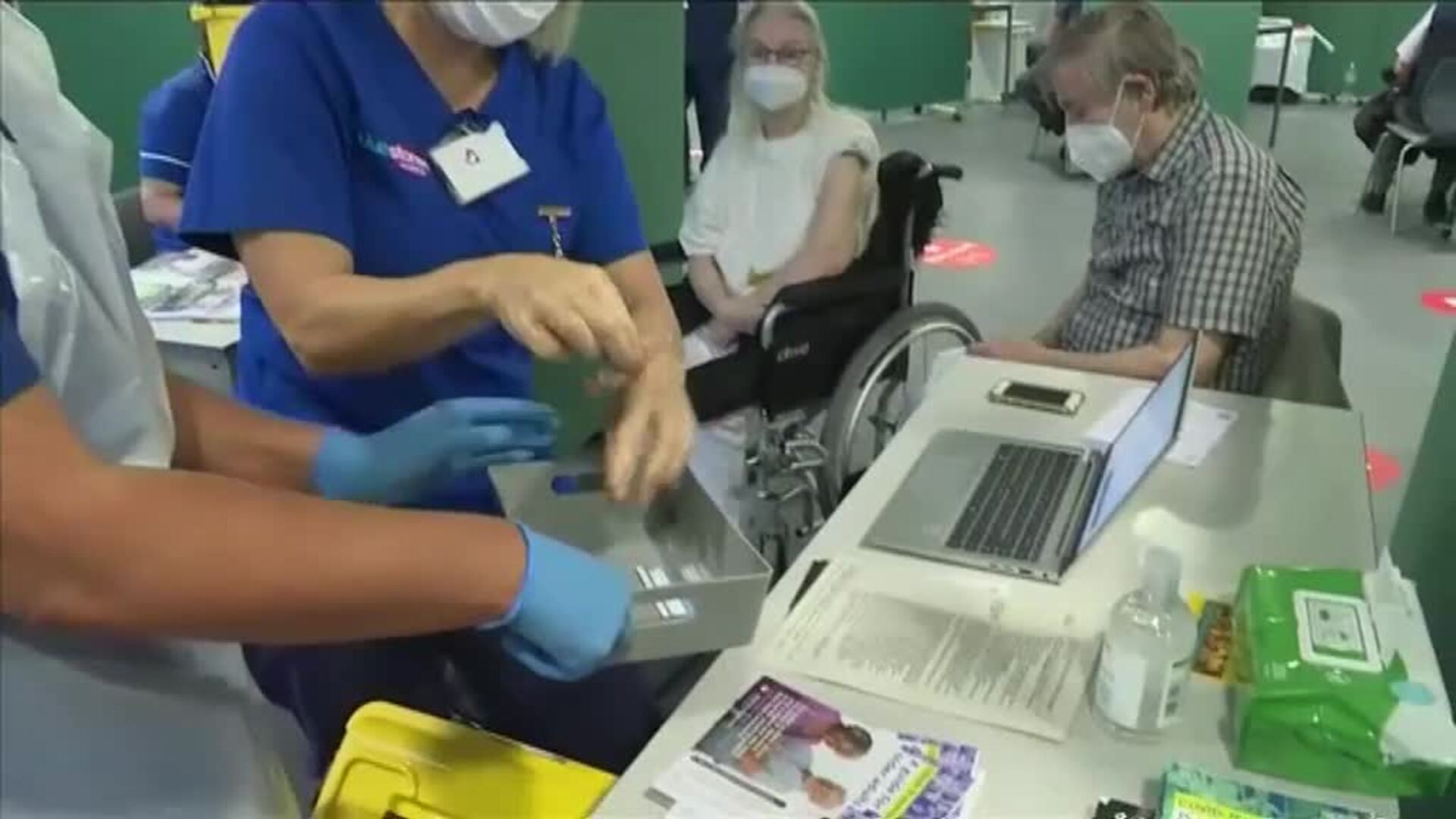 En Reino Unido vacunan sin descanso y abren nuevos centros de vacunación