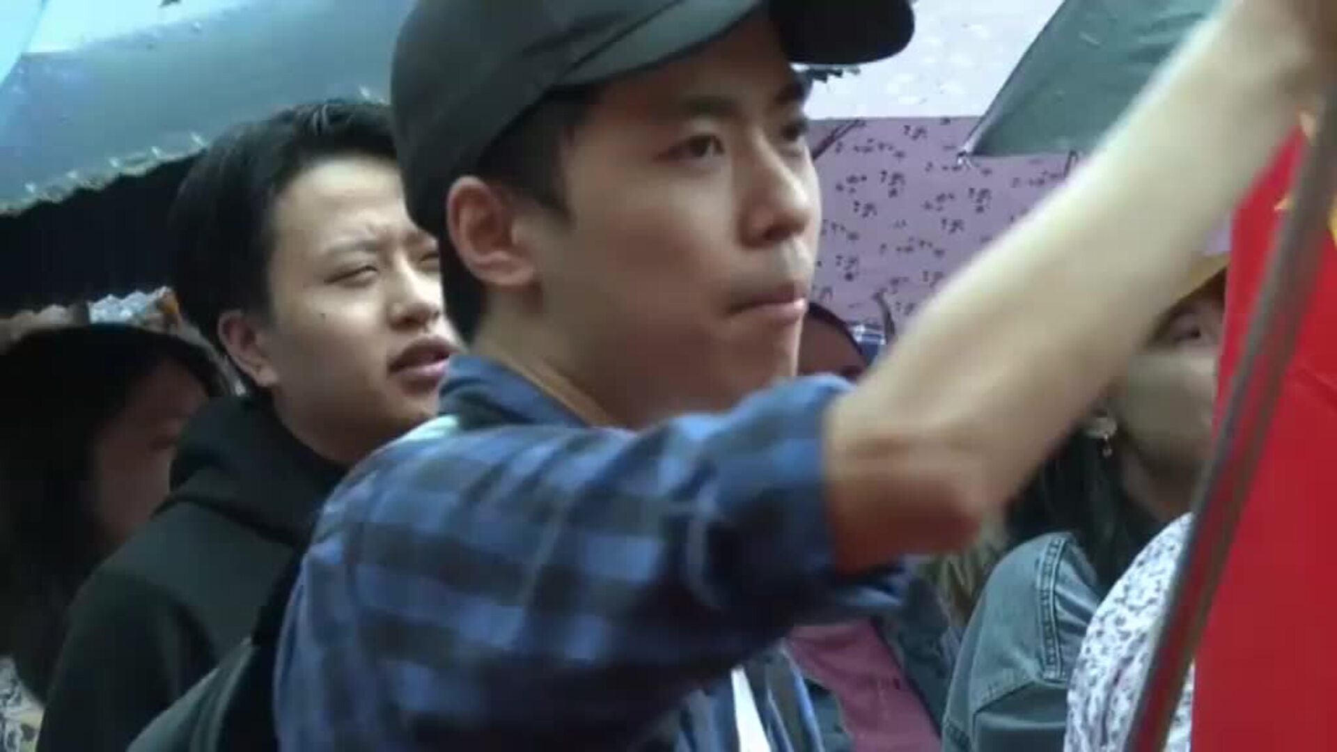 Estudiantes chinos se manifiestan en París contra la violencia en Hong Kong