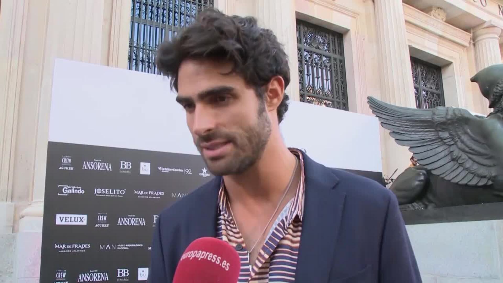 Juan Betancourt saca tiempo para su novia entre todo el trabajo pendiente