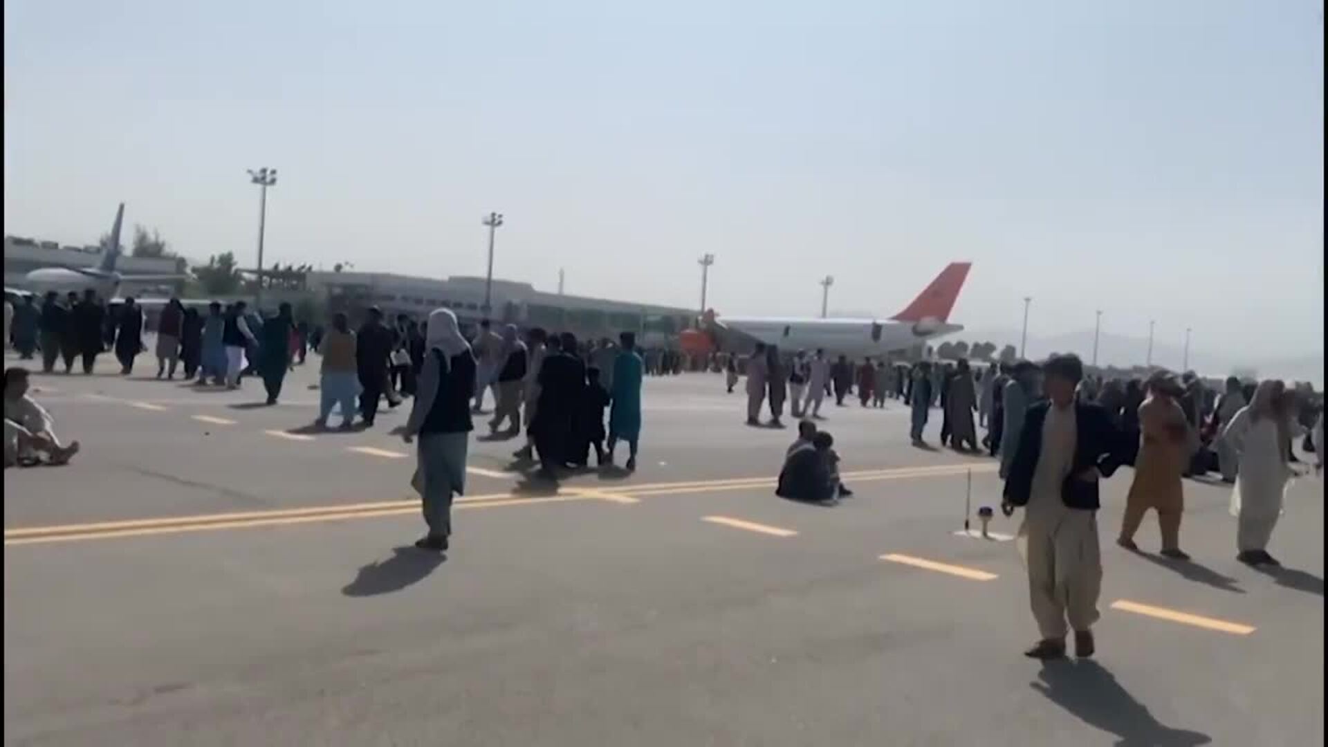 El Gobierno baraja traer a España a líderes de la sociedad civil afganos