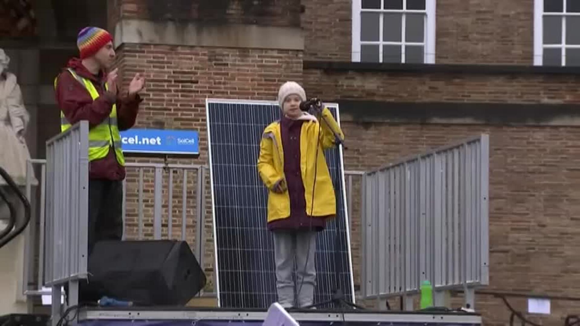 Greta Thunberg colapsa Bristol con su protesta: &quot;¡No nos rendiremos!&quot;