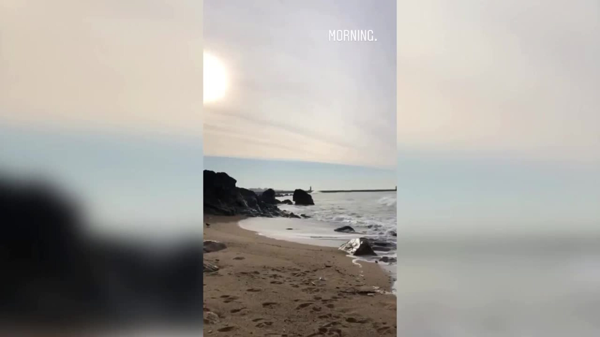 Sara Carbonero comienza el día paseando por la playa