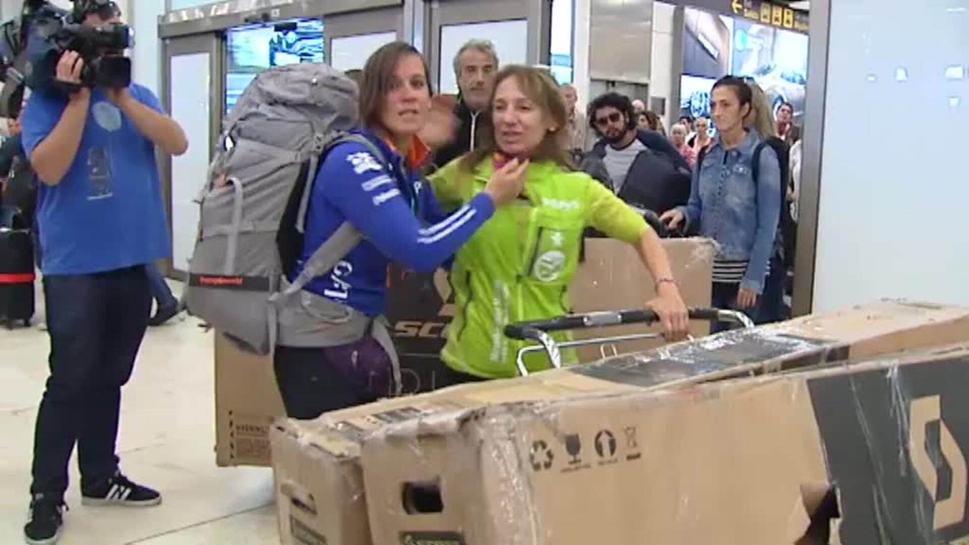 6 supervivientes de cáncer de mama animan al mundo