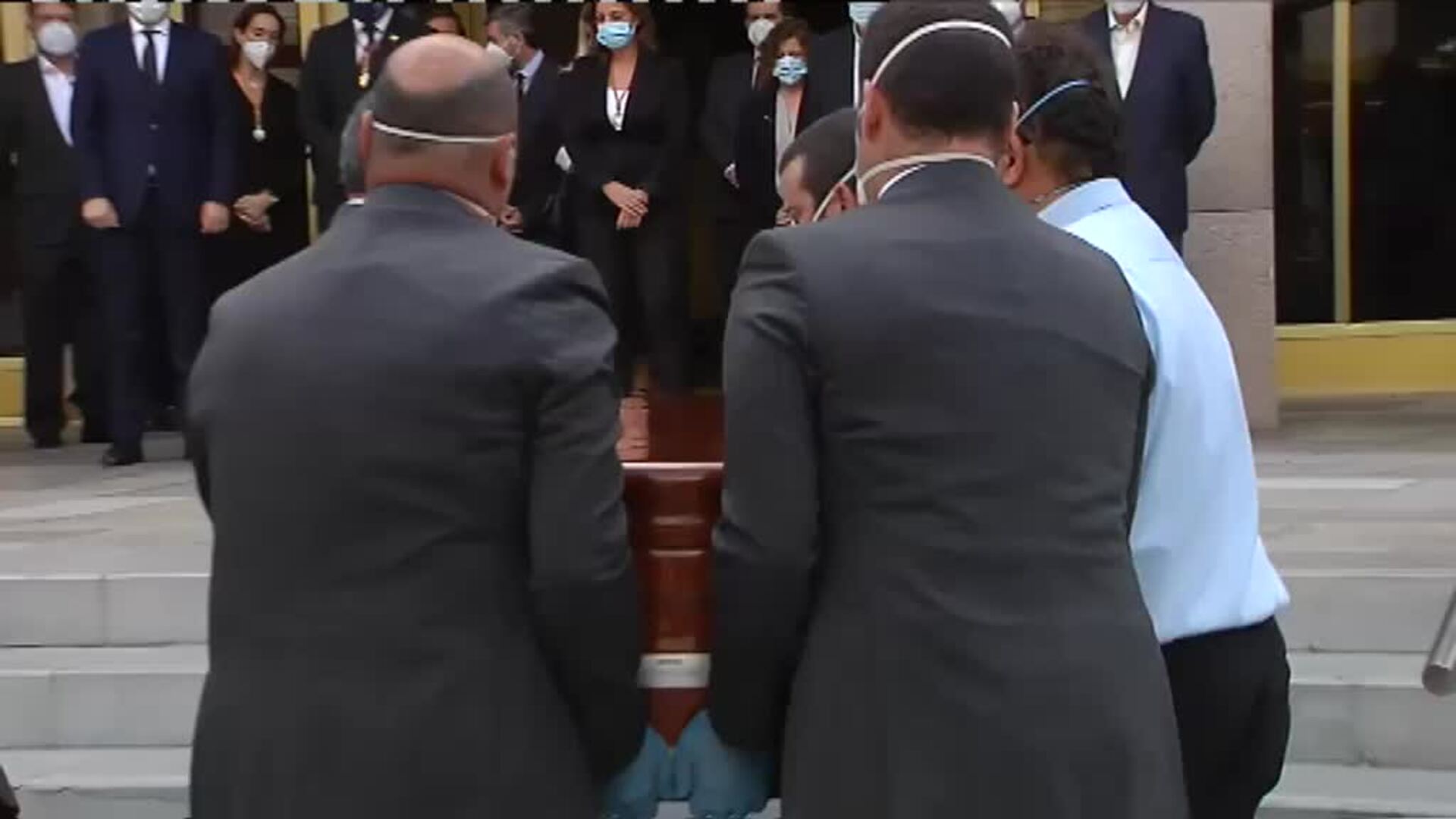 El féretro de Julio Anguita llega entre aplausos al Ayuntamiento de Córdoba