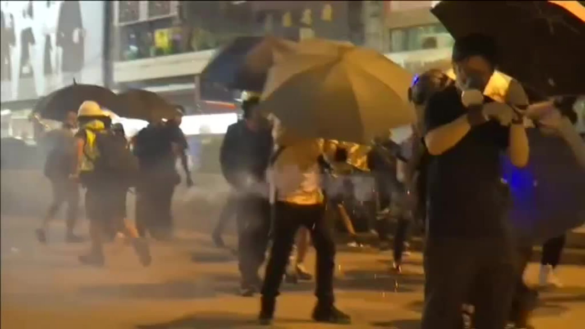 Pekín contiene el intento de los opositores de bloquear el aeropuerto de Hong Kong