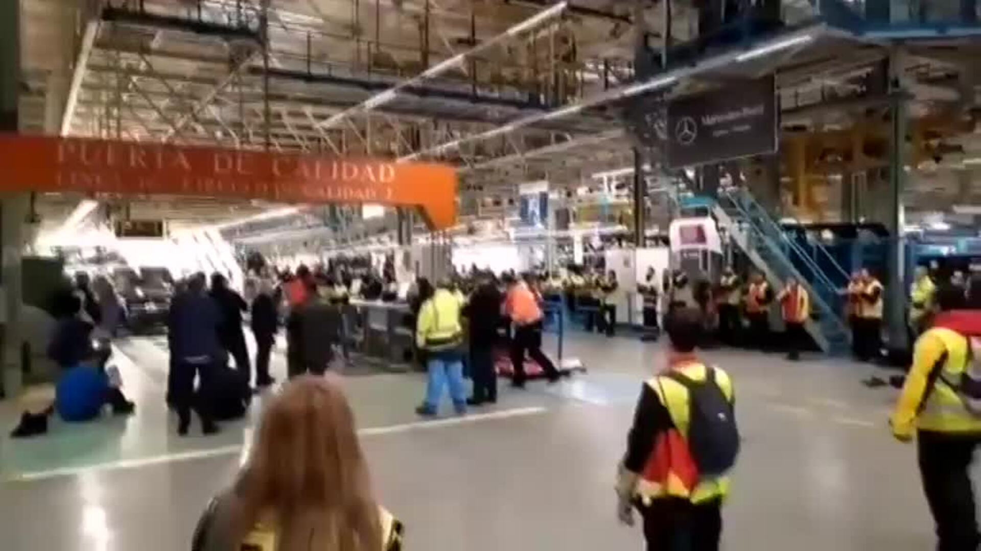 Los trabajadores de Mercedes-Benz en Vitoria paralizan la producción