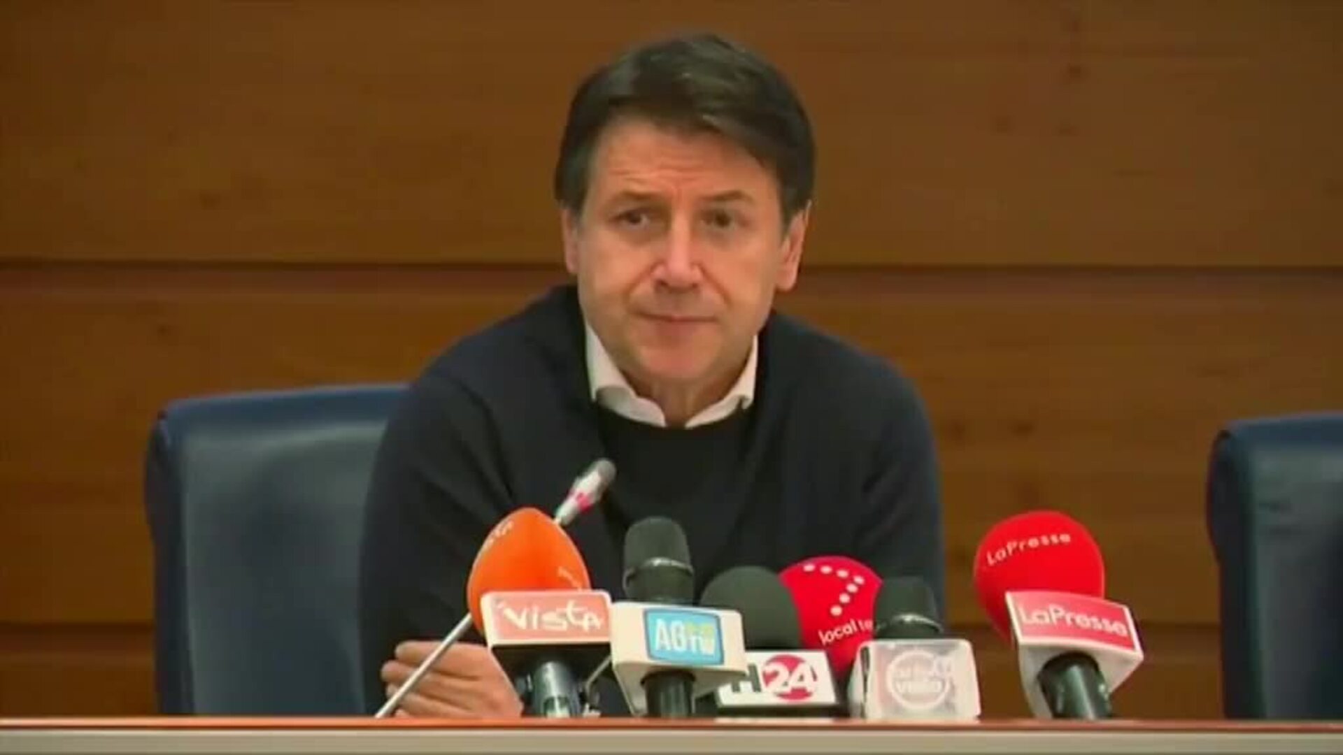 Colas para comprar comida en las zonas afectadas por el coronavirus en Italia