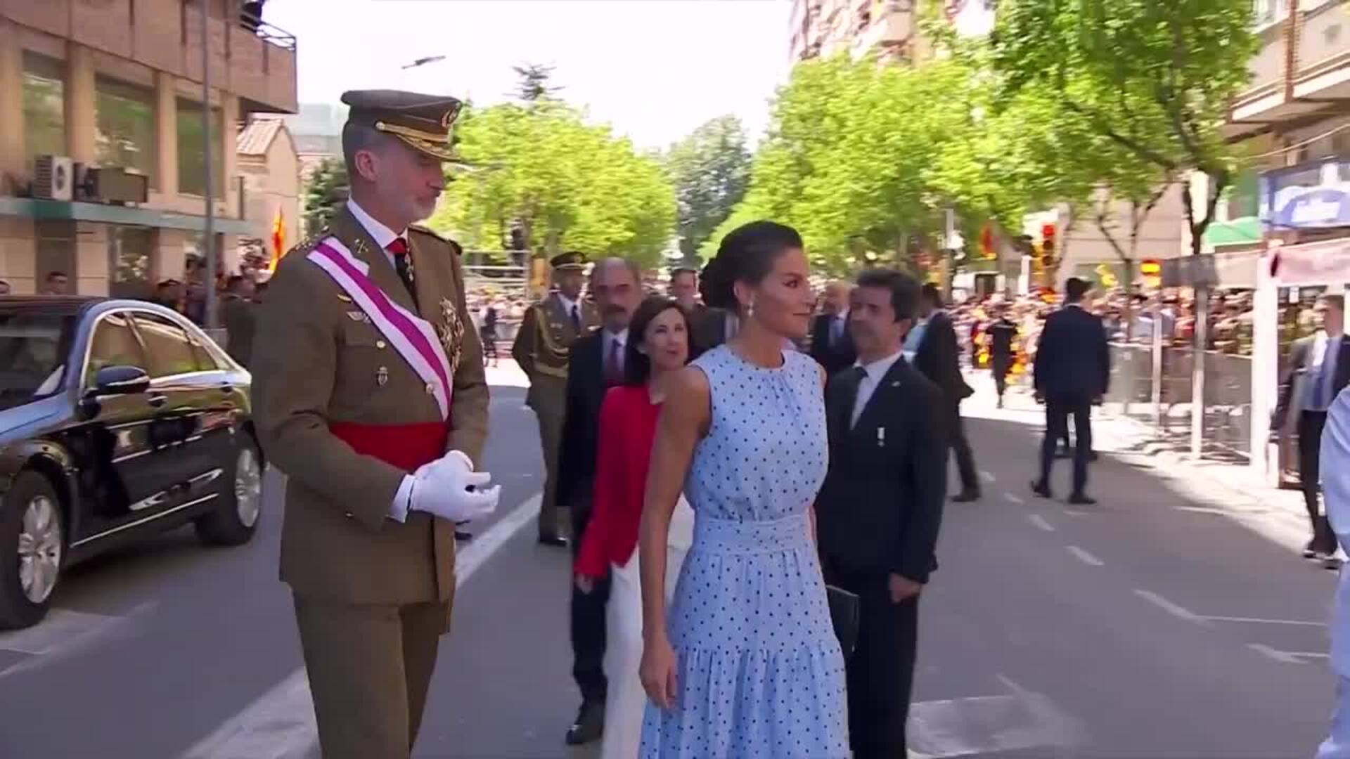 Vídeo: la reina Letizia deslumbra con un vestido de lunares en el