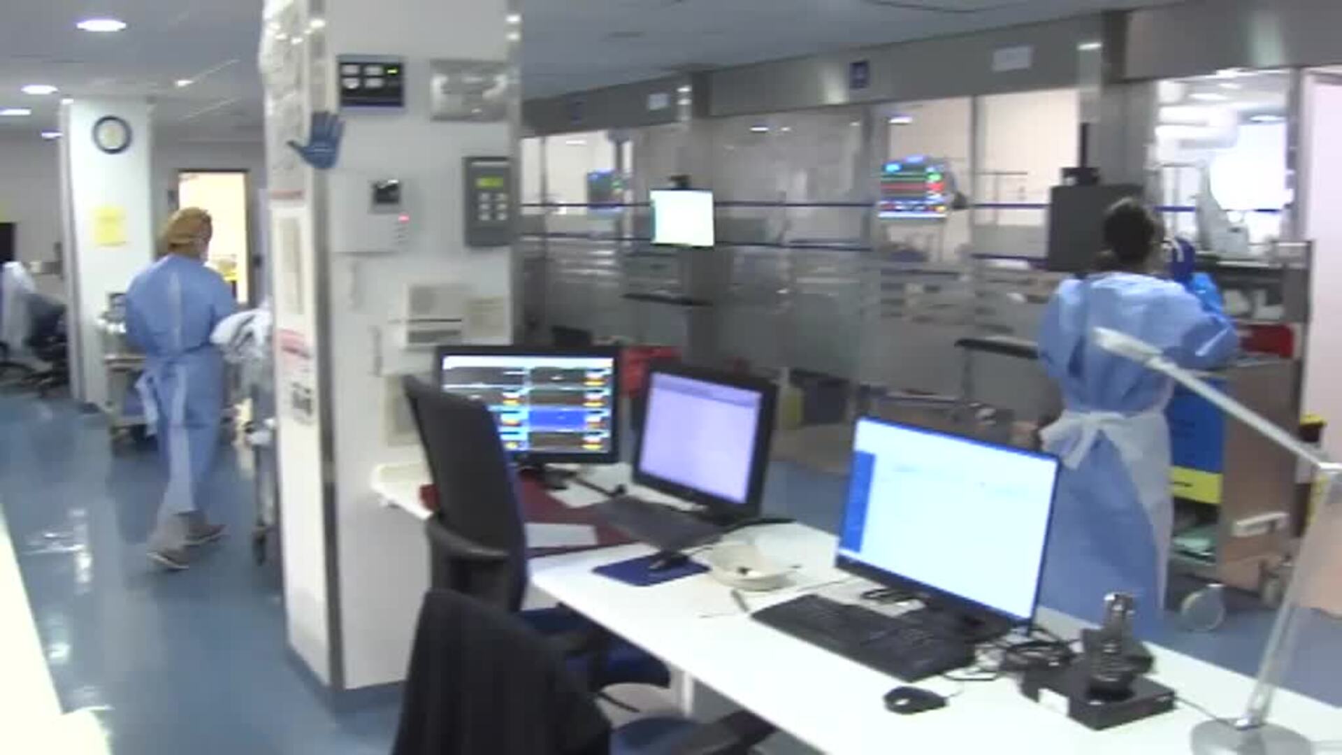 La eclosión de ómicron sube las hospitalizaciones al afectar gravemente a no vacunados y a los que no tienen la tercera dosis