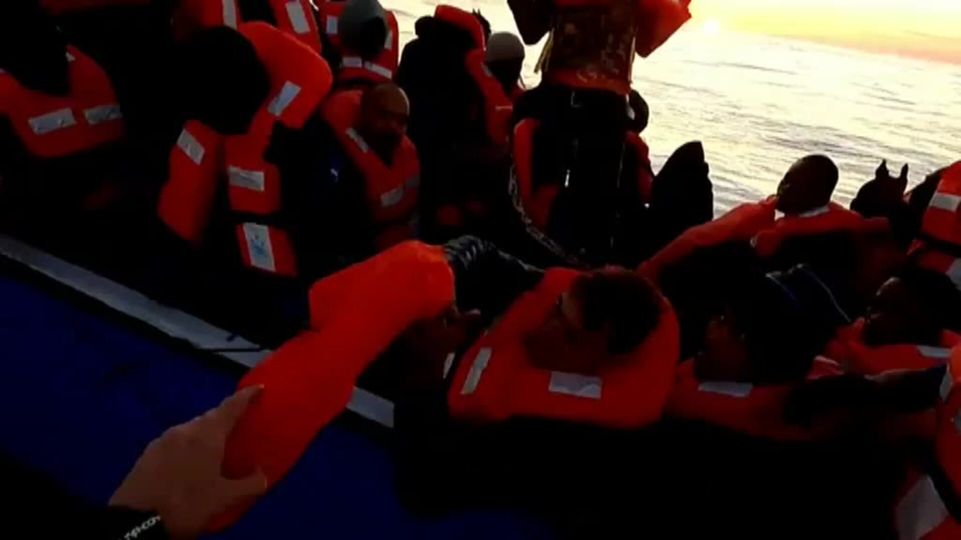 Un barco alemán con más de 440 migrantes rescatados espera atracar en puerto seguro