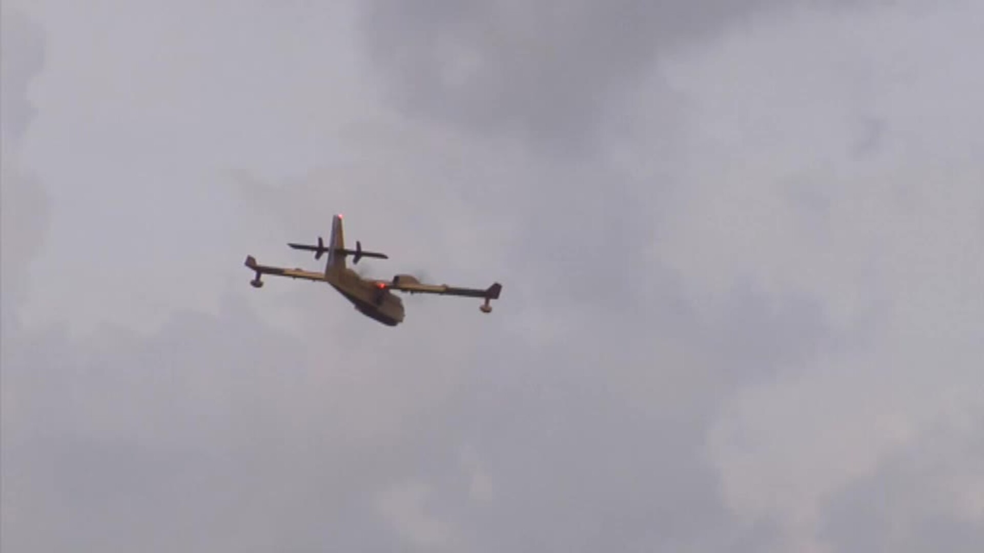 Un incendio forestal en la localidad sevillana de El Ronquillo obliga a evacuar a medio centenar de vecinos