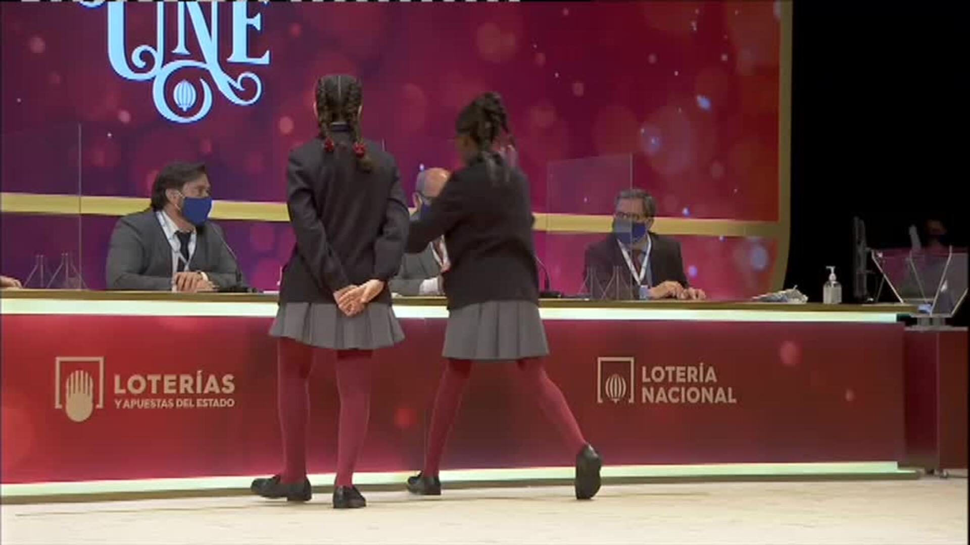 Elisabeth Obarisaiagbon y Noura Akrouh han cantado el primer quinto premio de la Lotería de Navidad