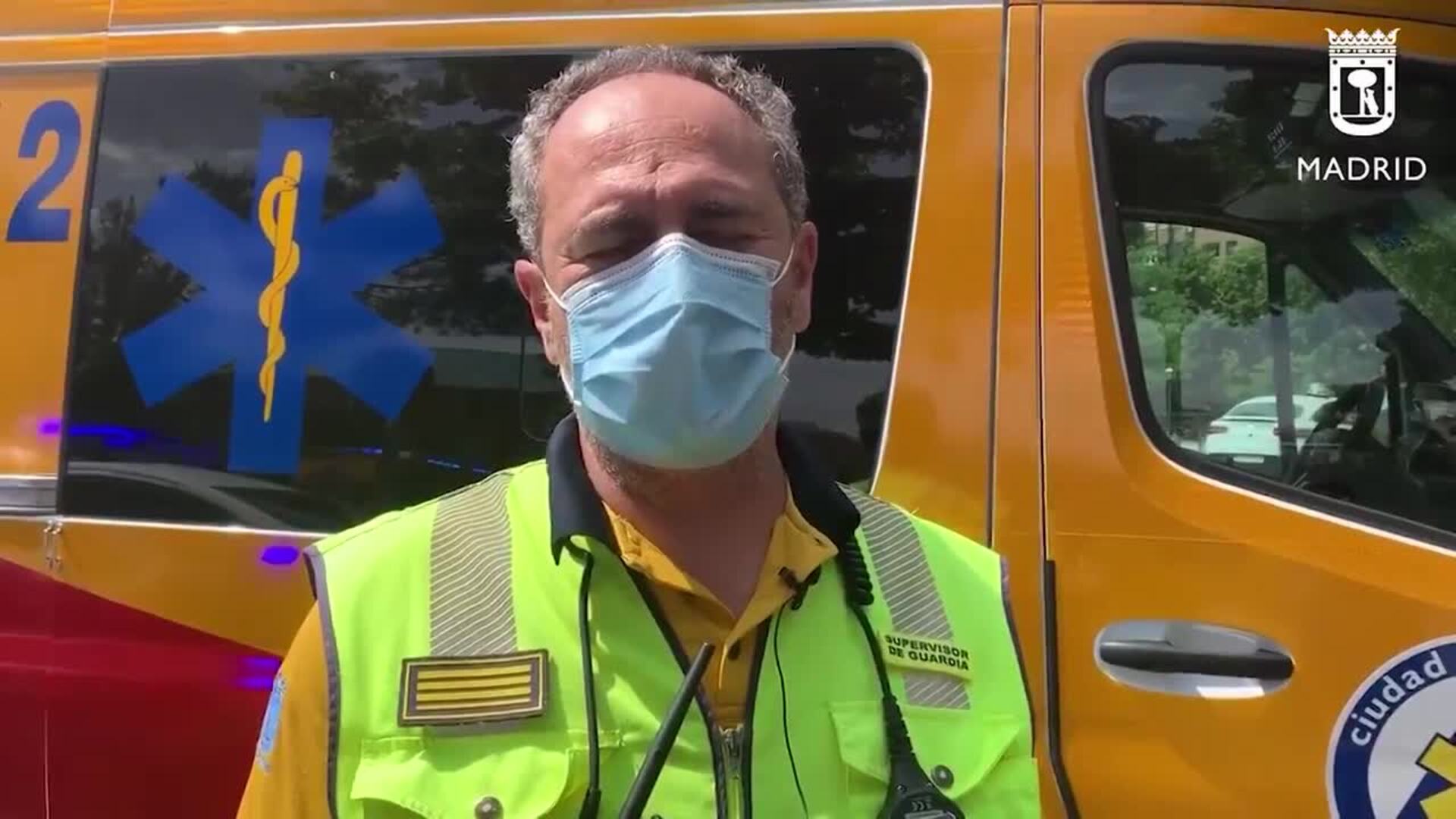 Un vehículo choca contra 3 coches, causando importantes destrozos