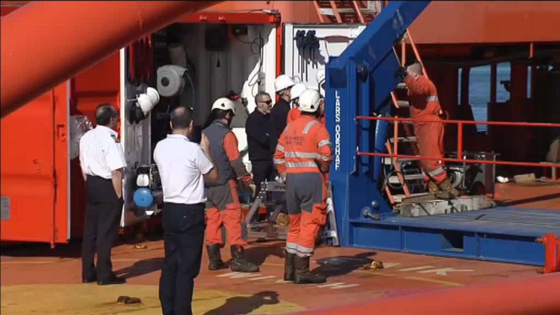 Localizan en aguas del Estrecho dos balsas de salvamento cerradas y restos del aparejo del Rua Mar