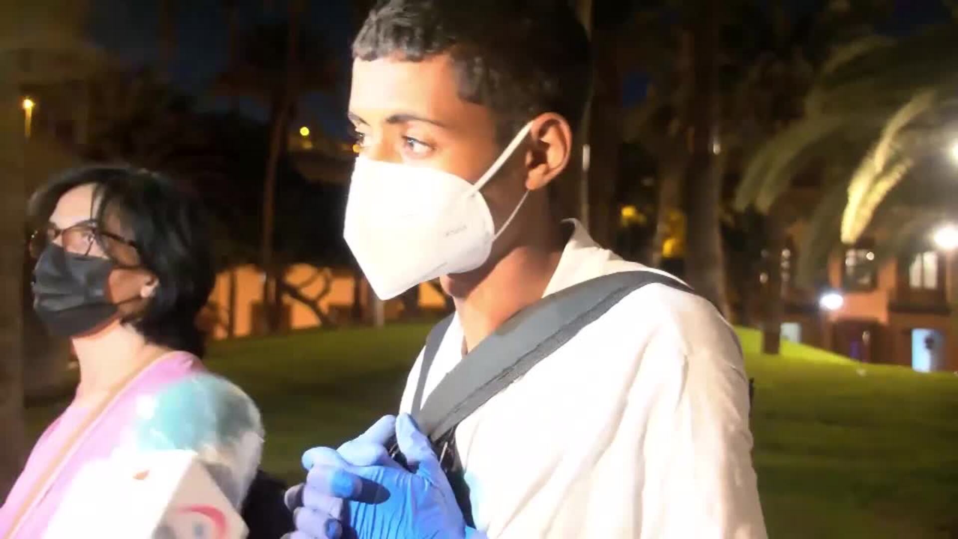 Inmigrantes de Arguineguín esperan ante la Delegación de Gobierno