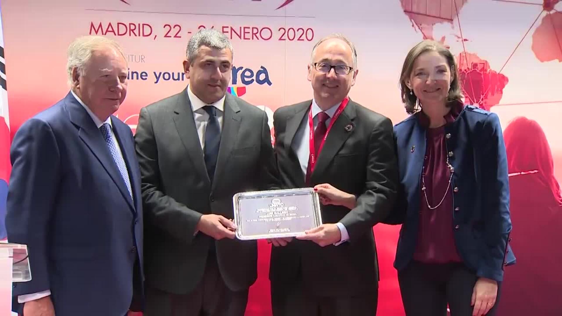 La Reina Letizia inaugura Fitur prestando atención al turismo español