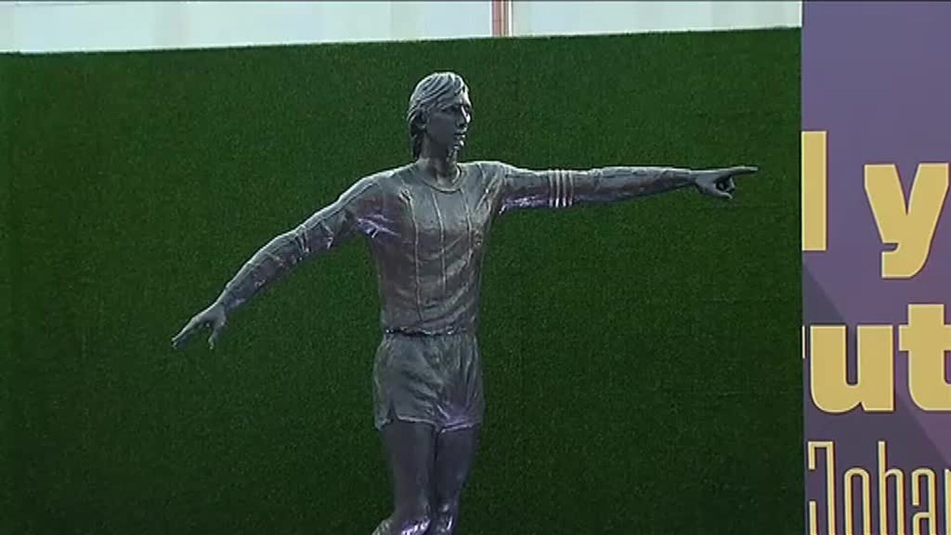 El Barcelona presenta la estatua dedicada a Johan Cruyff
