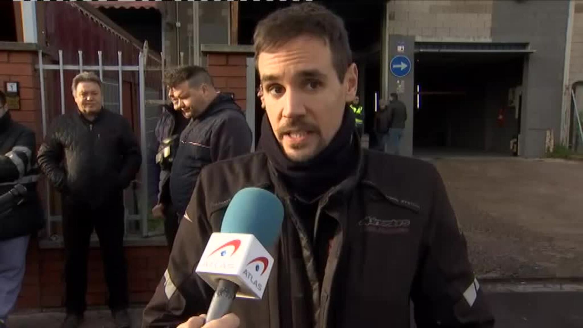 Los bomberos siguen luchando contra el incendio que afecta a una planta de reciclaje de disolventes en Barcelona