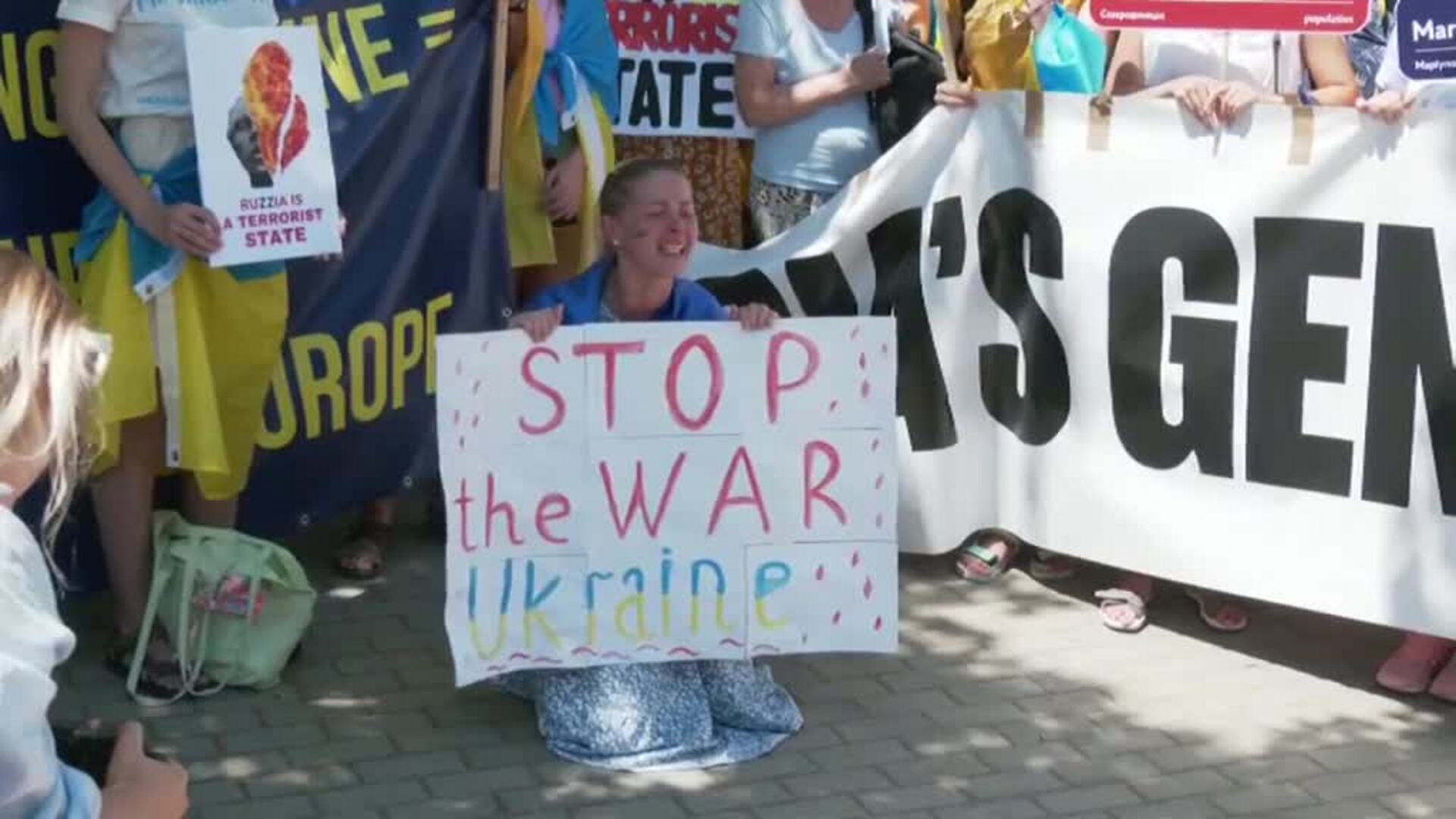 Decenas de ucranianos piden en Madrid más armas para luchar contra Rusia