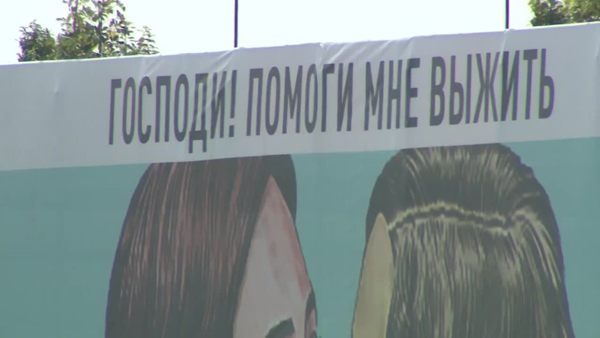 El beso entre Ada Colau e Isabel Díaz Ayuso en Barcelona