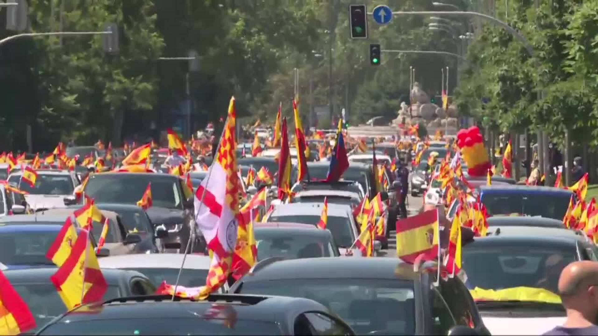 Centenares de manifestantes piden &quot;libertad&quot; en la caravana convocada por Vox