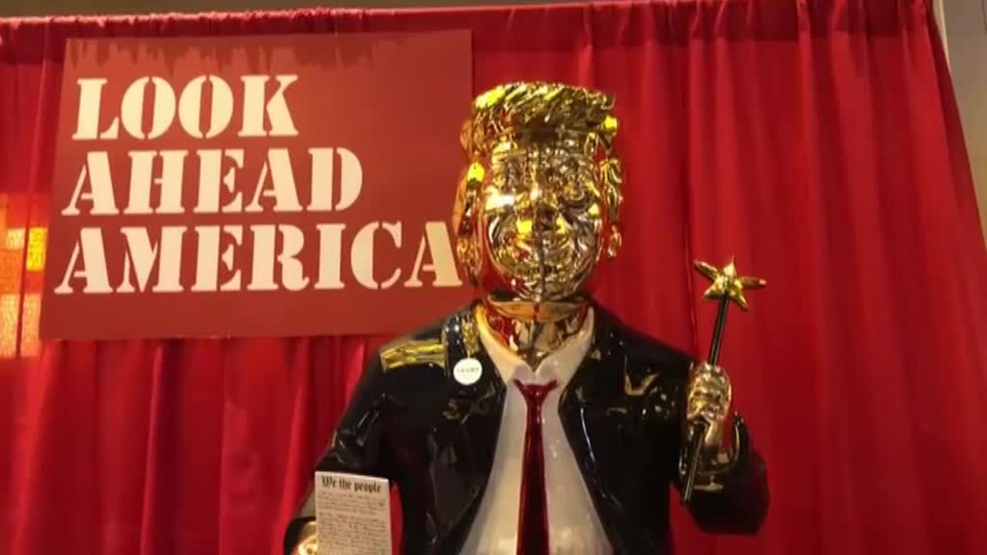 Una estatua dorada de Donald Trump se convierte en protagonista en una Convención conservadora en EEUU