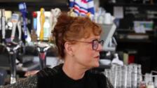 Susan Sarandon vuelve a ser camarera en Nueva York para reivindicar salarios dignos