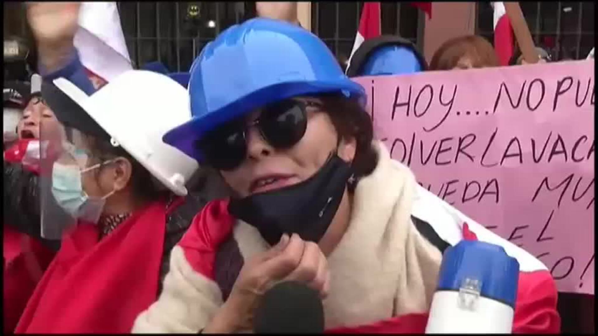 Enfrentamientos en las calles de Perú entre quienes muestran su apoyo al Primer Ministro Guido Bellido y quienes no
