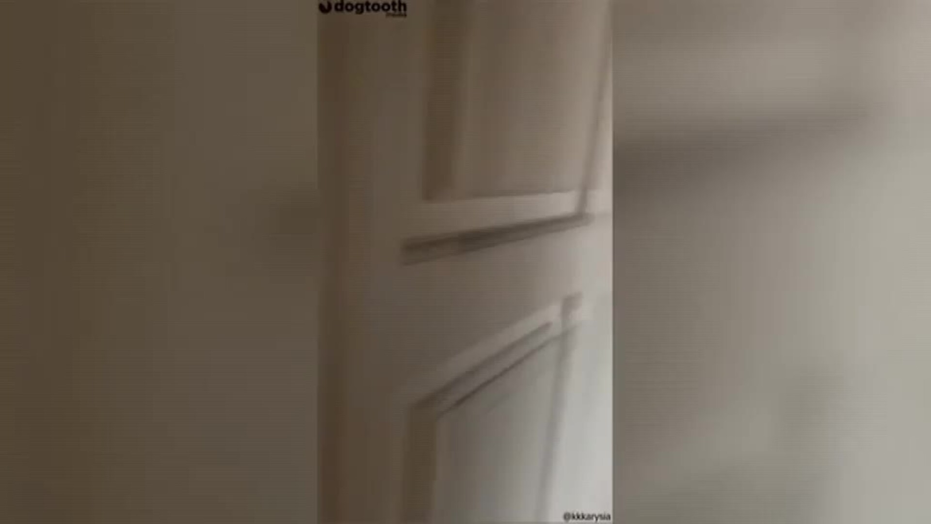 Emotivo vídeo de una ucraniana que se sienta al piano antes de dejar su casa devastada por las bombas