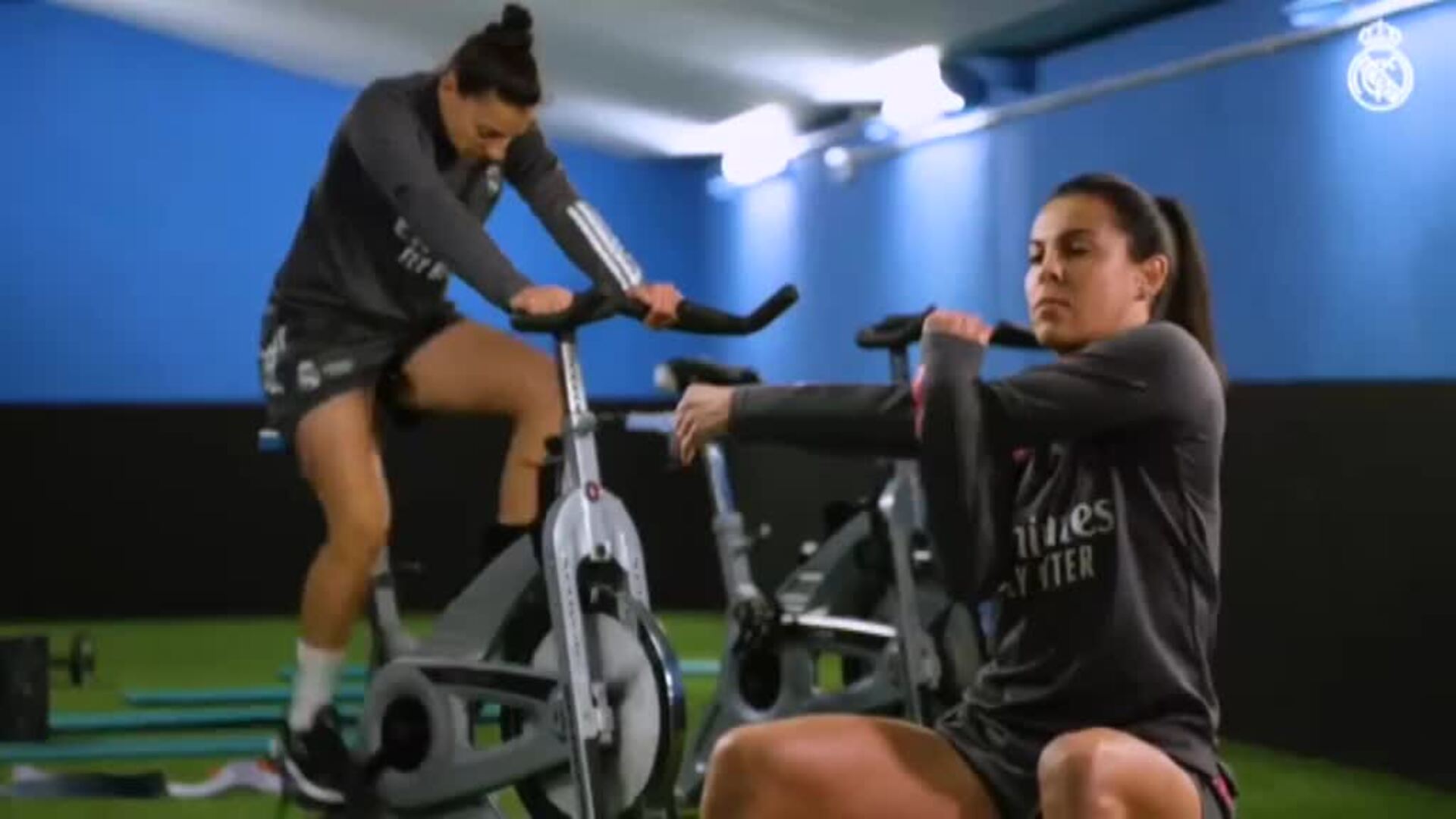 El Real Madrid felicita la Navidad con Roberto Carlos abriendo las puertas de la ciudad deportiva