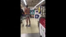 Un hombre acude sin ropa al supermercado en Gales para protestar contra las restricciones por Covid
