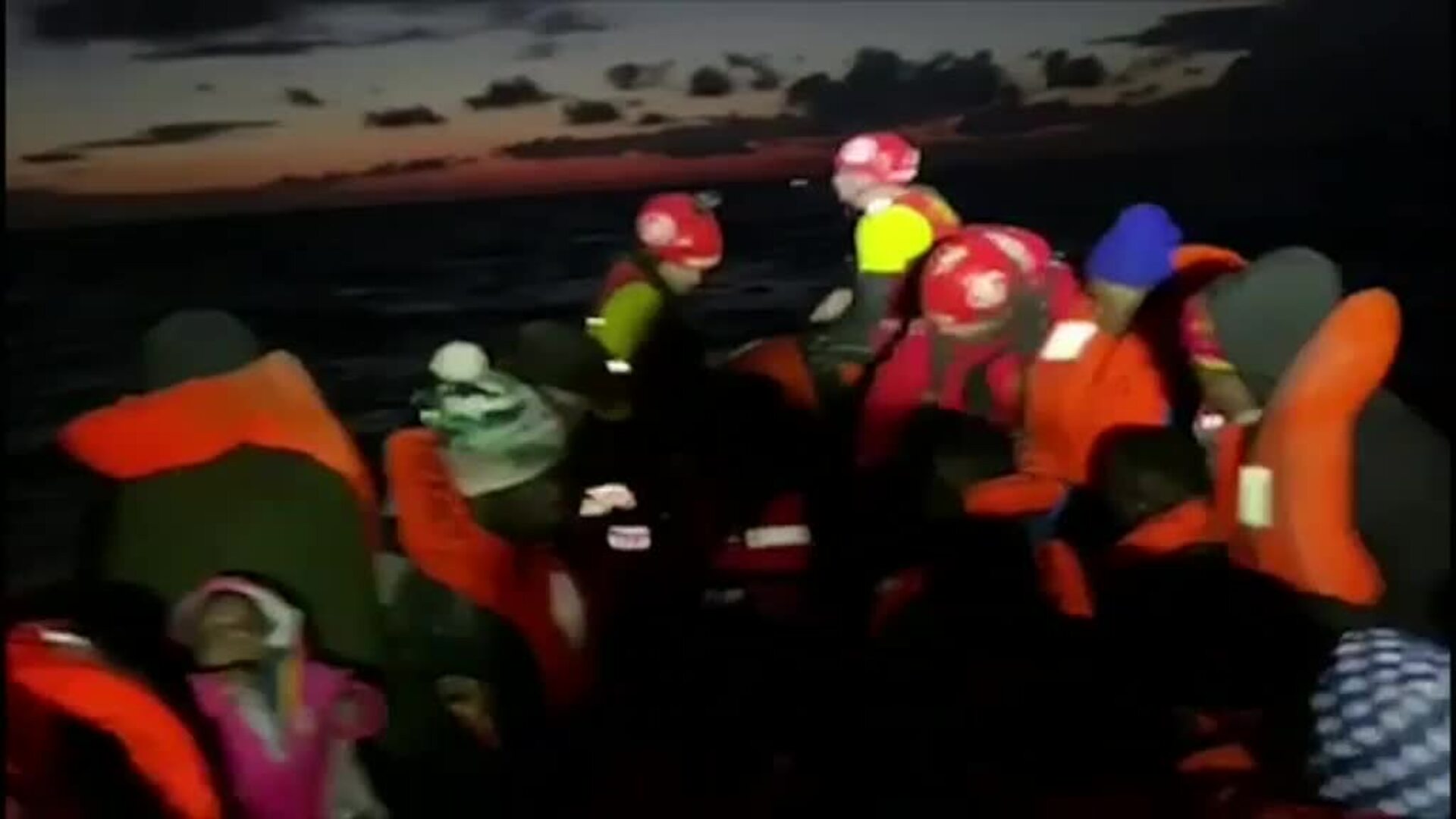 El Open Arms rescata a 120 personas a punto de ahogarse en dos barcazas de goma