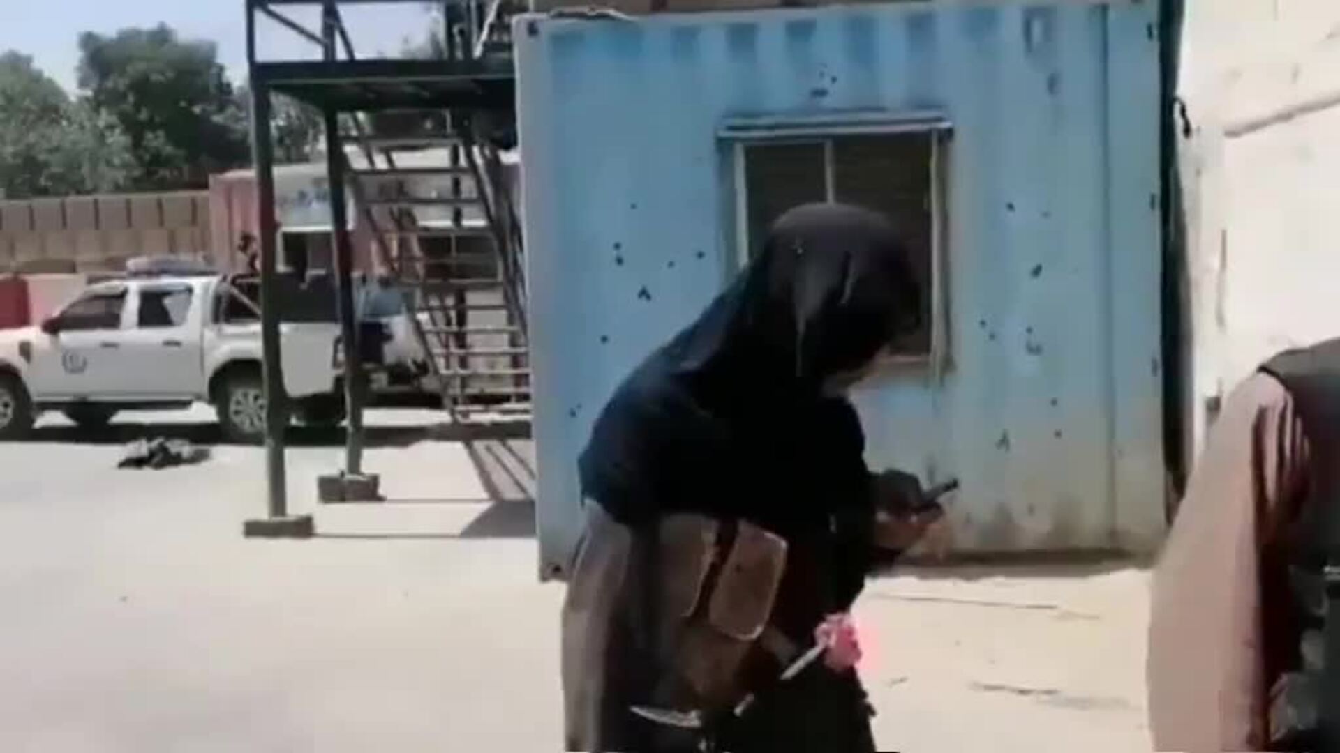 Miles de personas huyen hacia Kabul buscando refugio de los talibanes