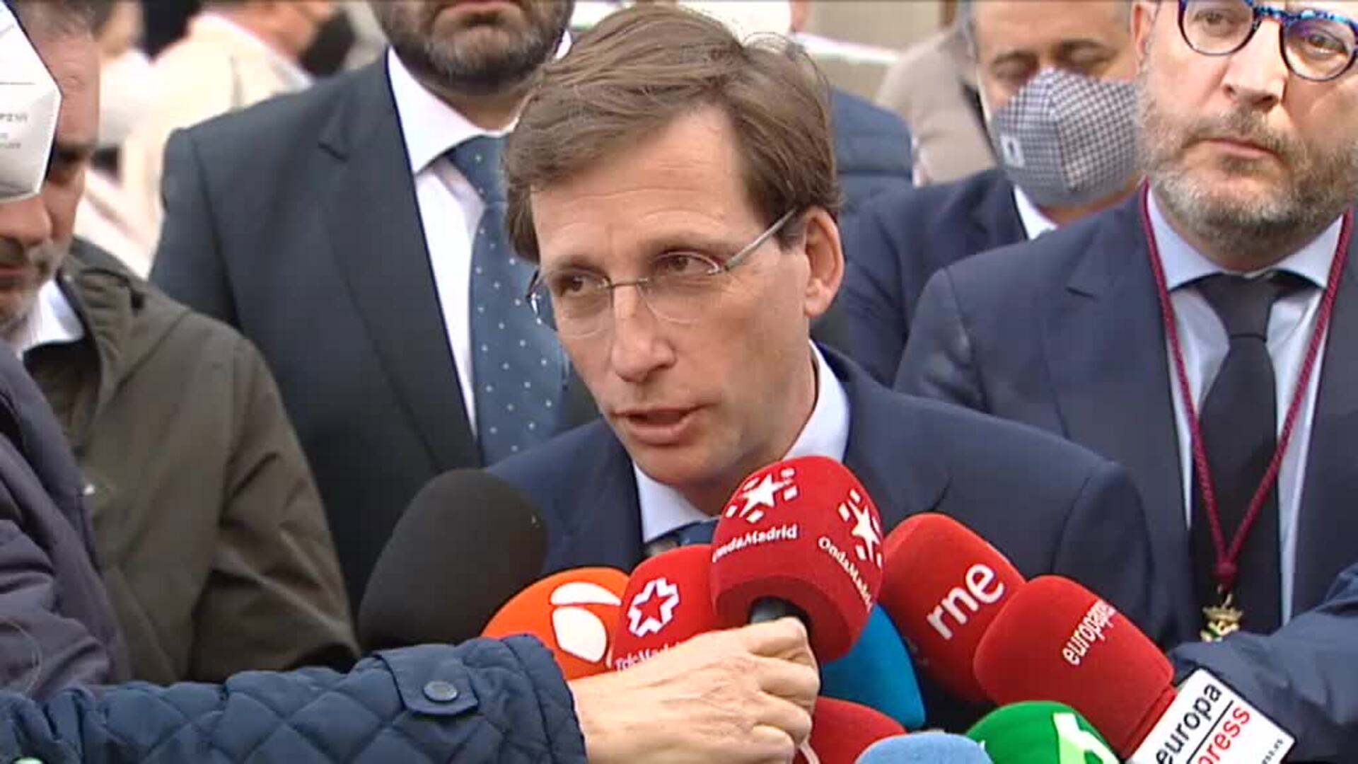 Almeida: &quot;Da la casualidad de que la Fiscalía solo investiga al PP, no se me ocurre por qué, salvo ese &#039;de quién depende&#039;&quot;