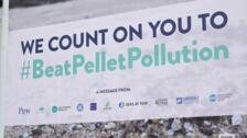 Diez oenegés claman contra contaminación por 'pelets' de plástico frente a la Eurocámara