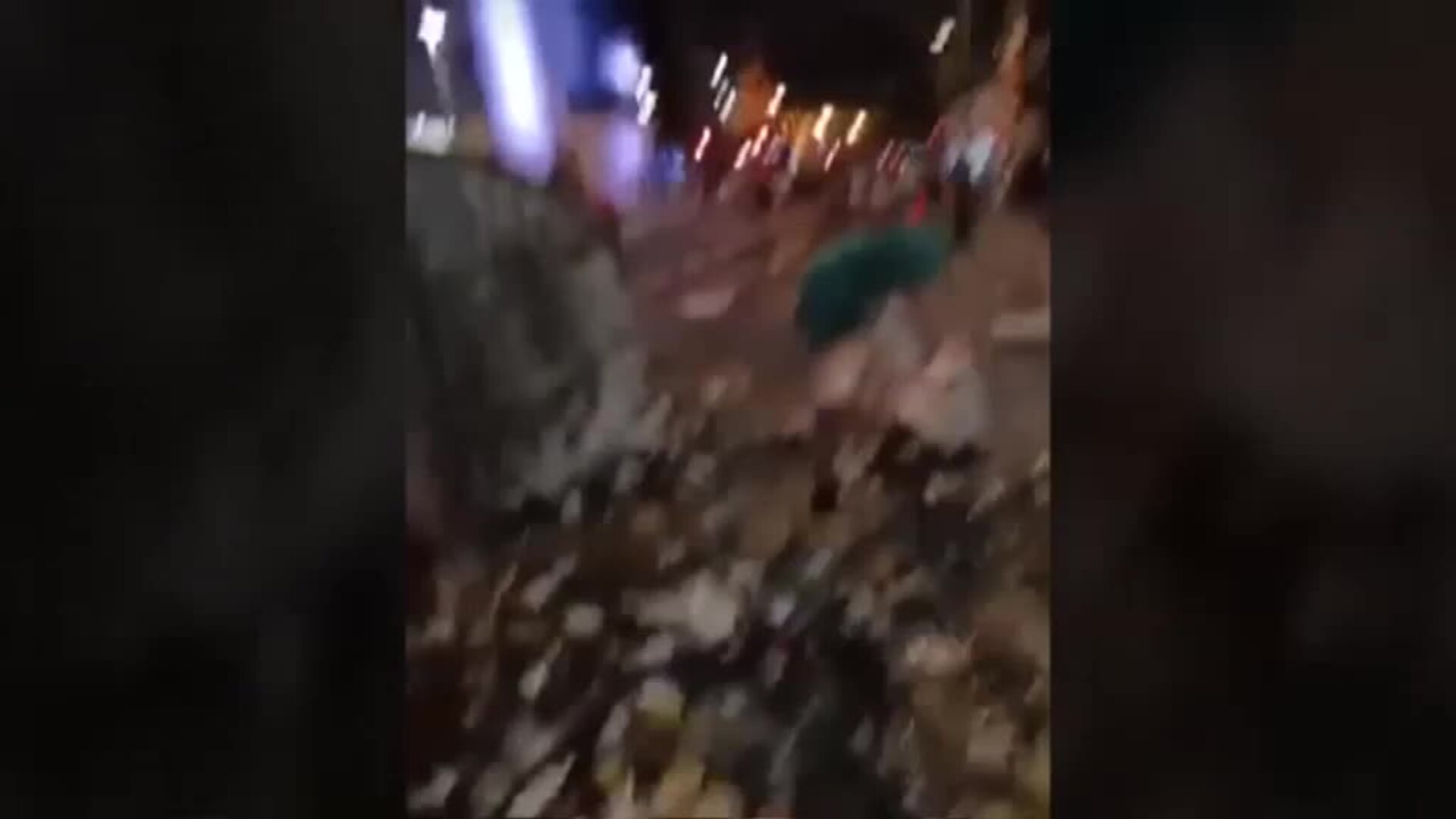 Barricadas ardiendo y fiestas fuera de control en las calles de San Sebastián