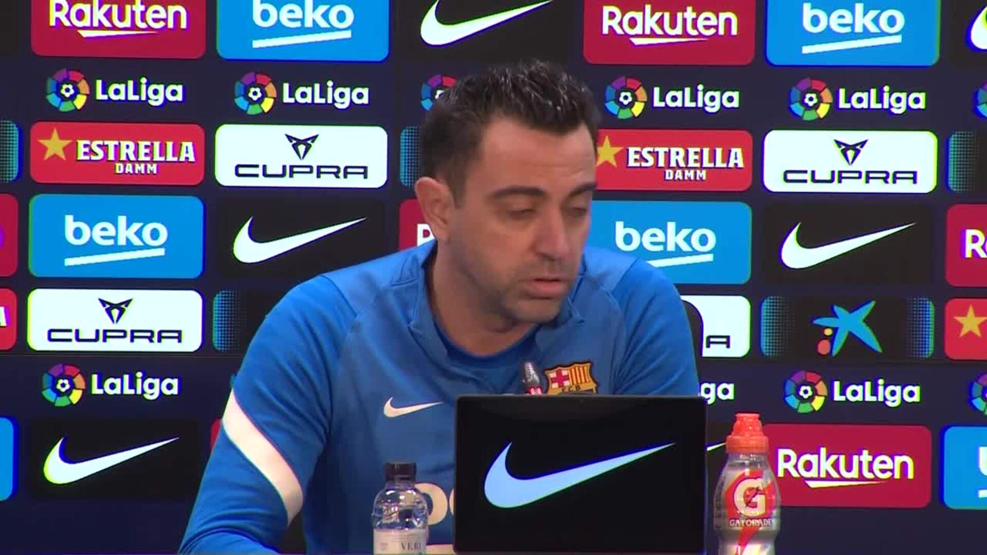 Xavi: &quot;No nos podemos pegar un tiro en el pie con Dembélé&quot;