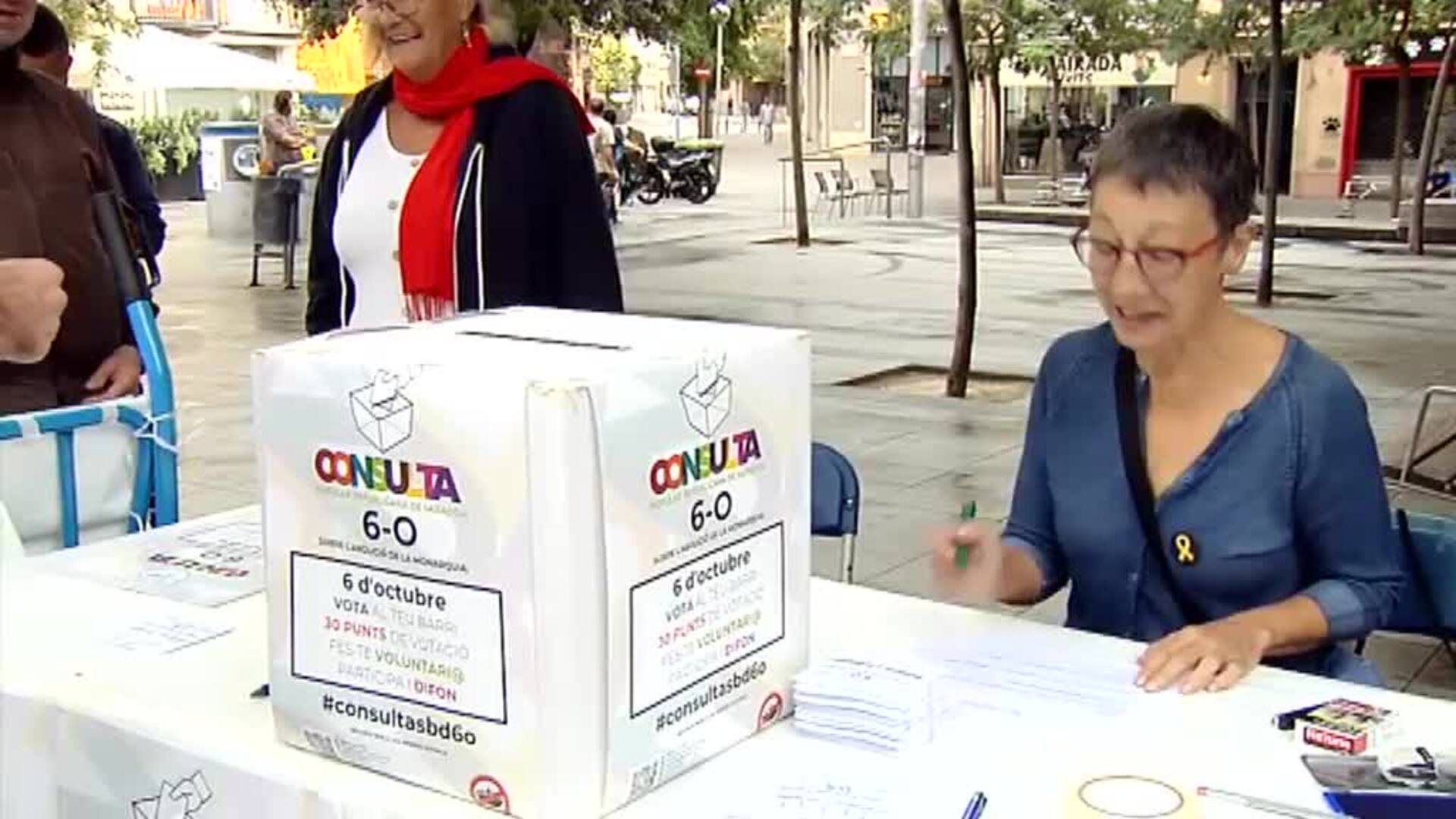 Los vecinos de Sabadell celebran su particular consulta sobre monarquía o república