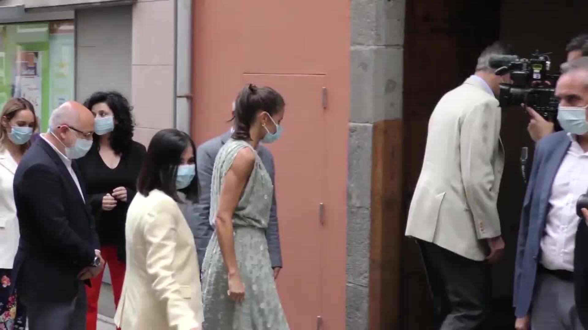 El rey Felipe VI y la reina Letizia, en la playa de Las Canteras en su visita a las Palmas de Gran Canaria