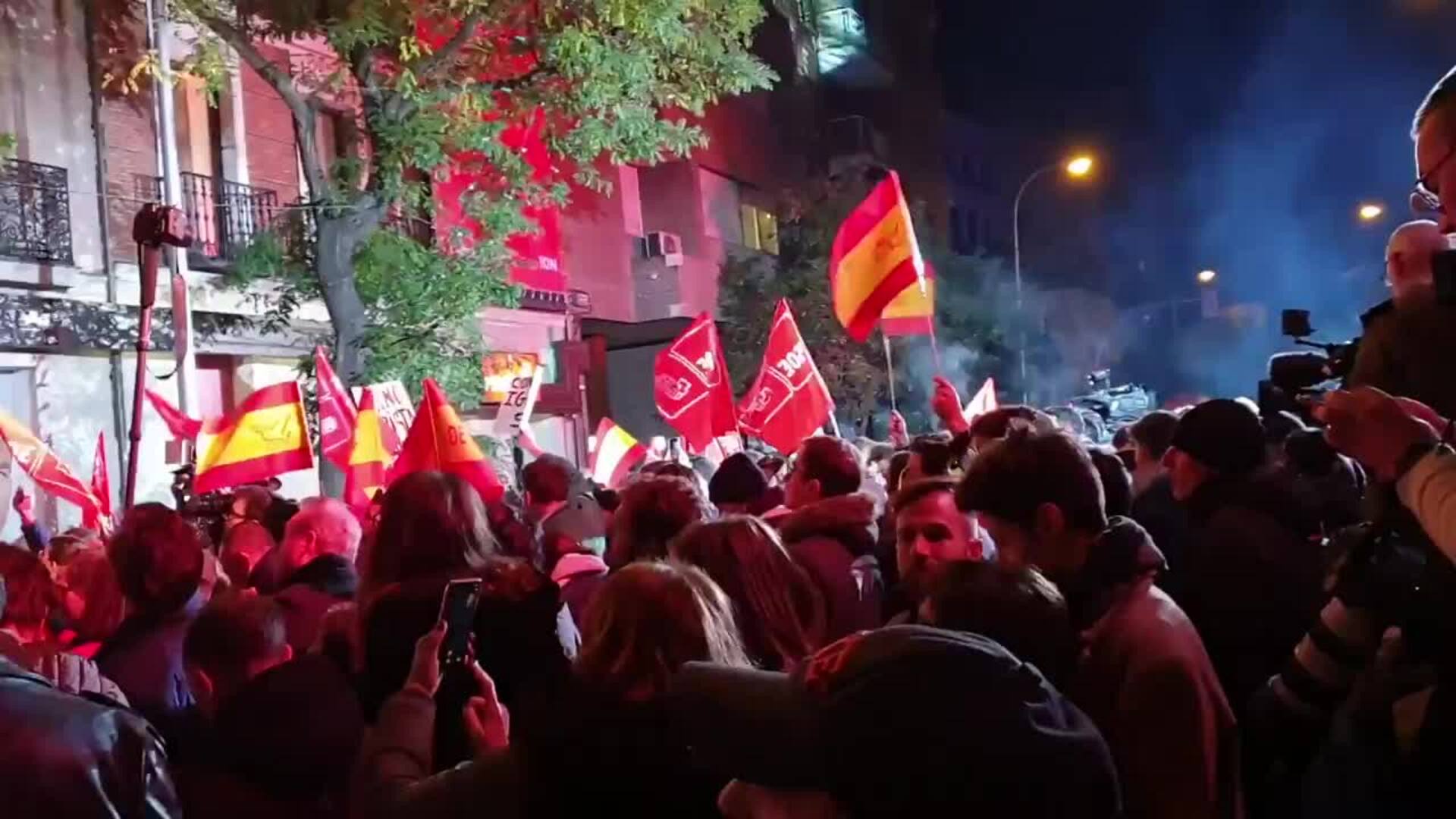 Cientos de simpatizantes del PSOE acuden a la sede del partido