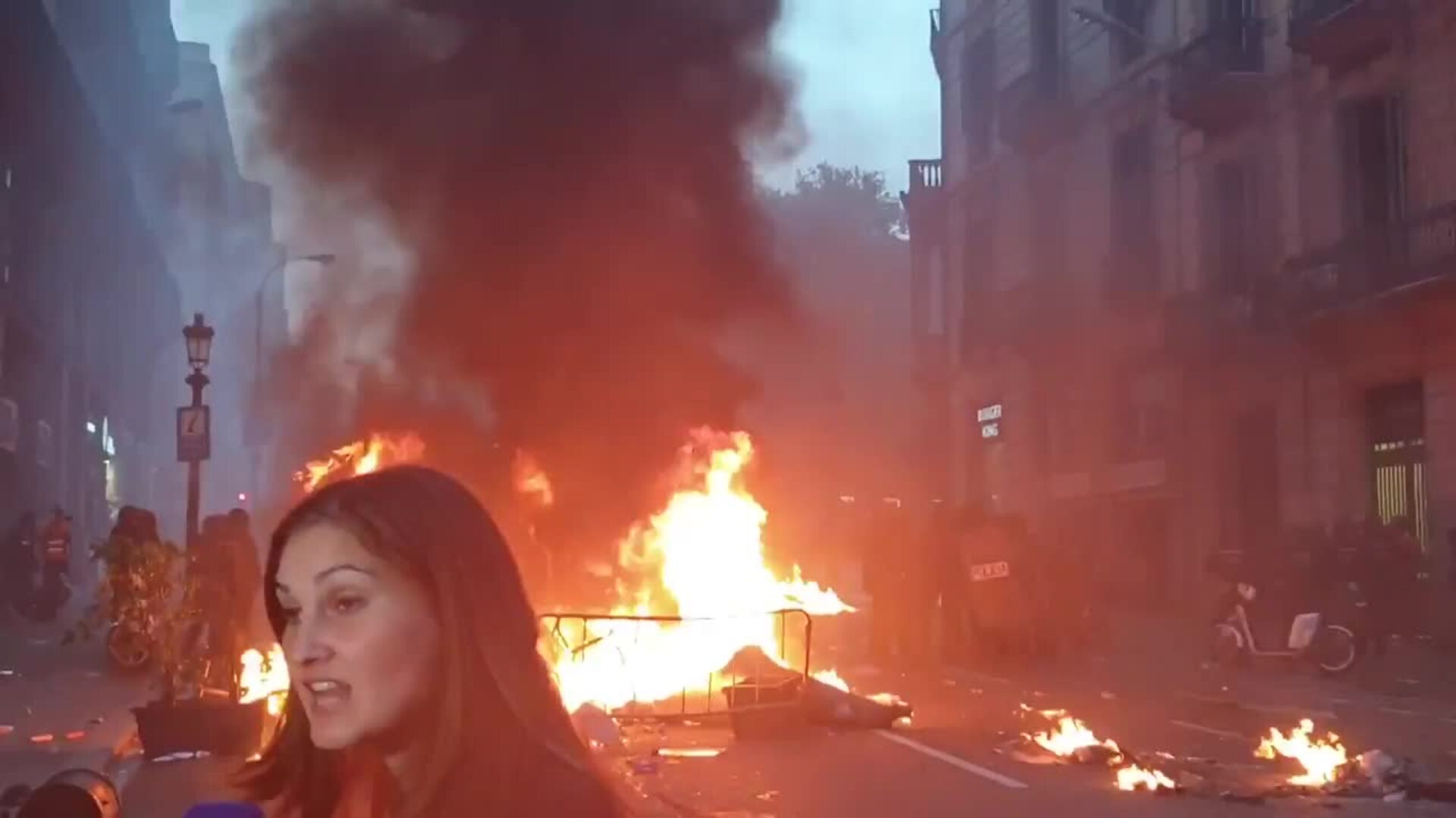 Manifestantes queman barricadas en la Via Laietana