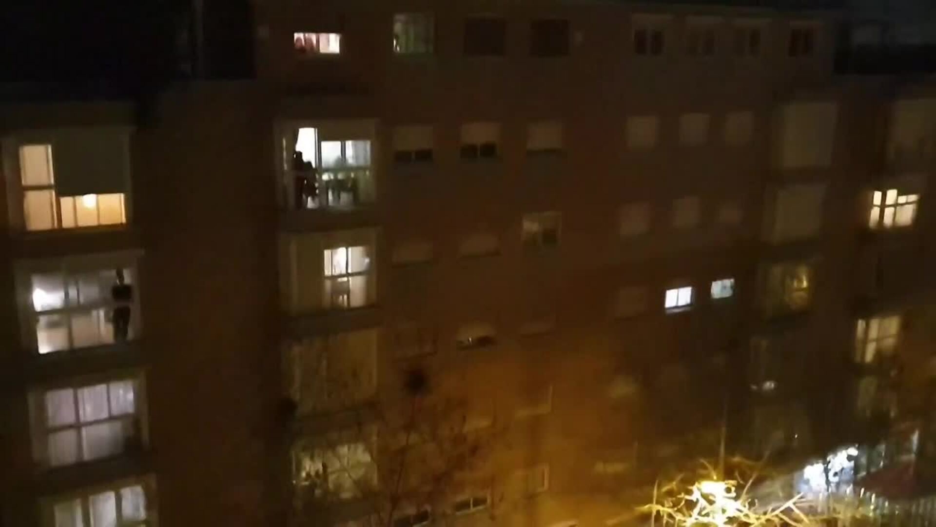 Los madrileños dan un caluroso aplauso a los sanitarios