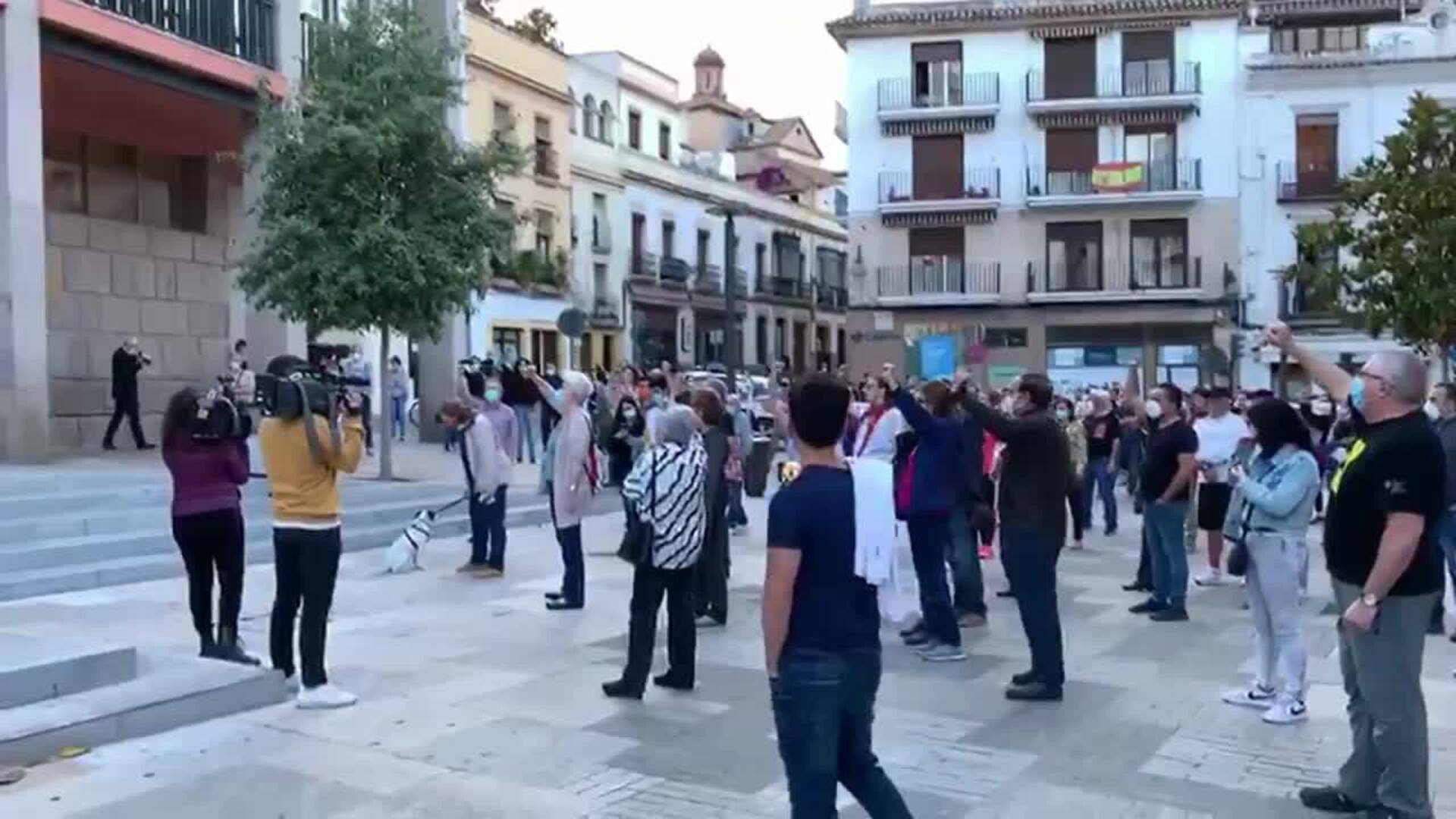 Varias personas cantan La Internacional en recuerdo a Julio Anguita