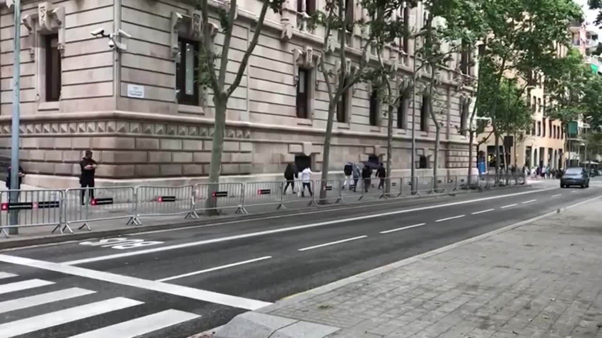 Los acusados de &#039;la Manada de Manresa&#039; salen abucheados